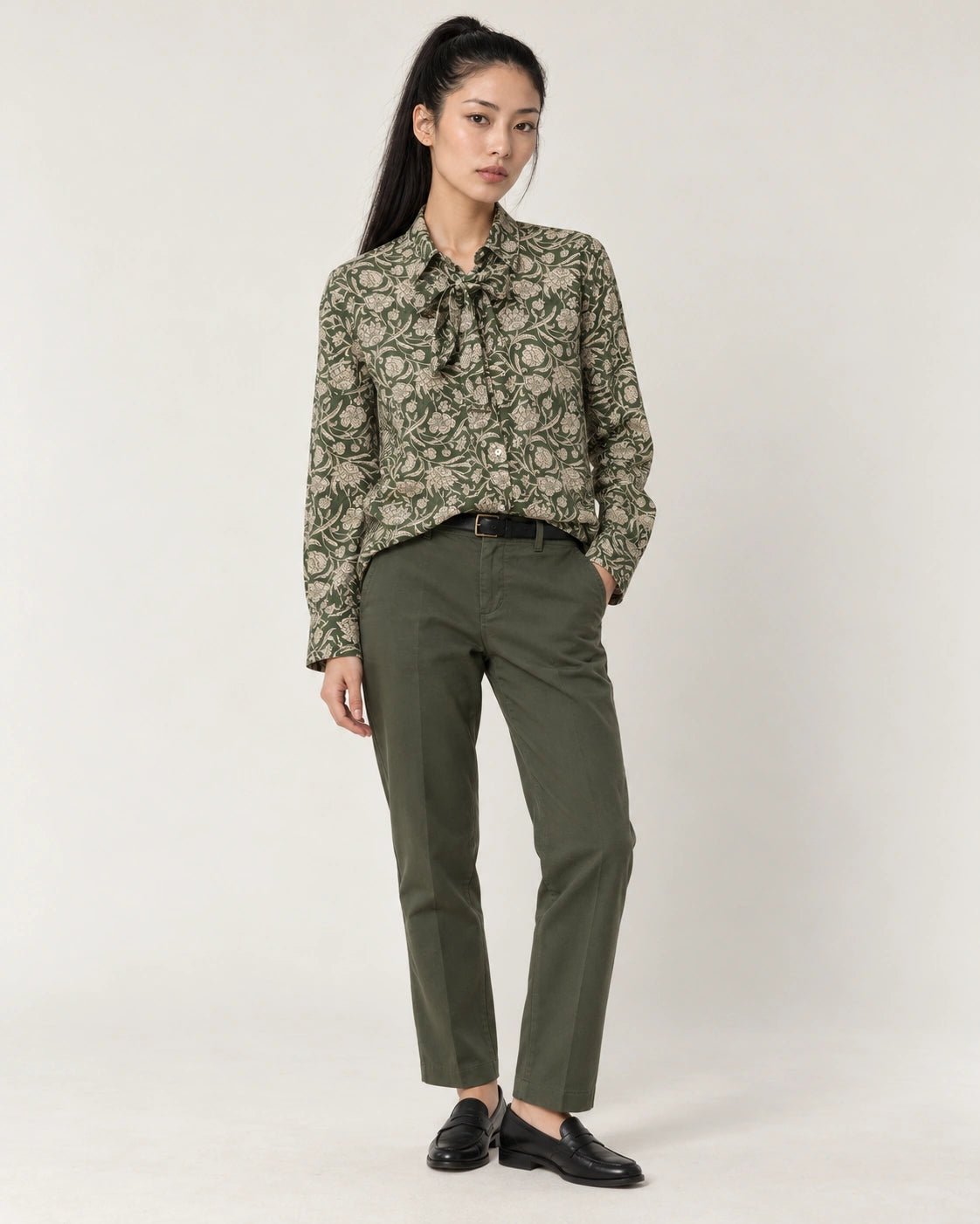 Camicia con fiocco verde, vista frontale - MADAME VENICE - FW26 - CELESTINA - PORTOGALLO FIORI #Colore_Verde