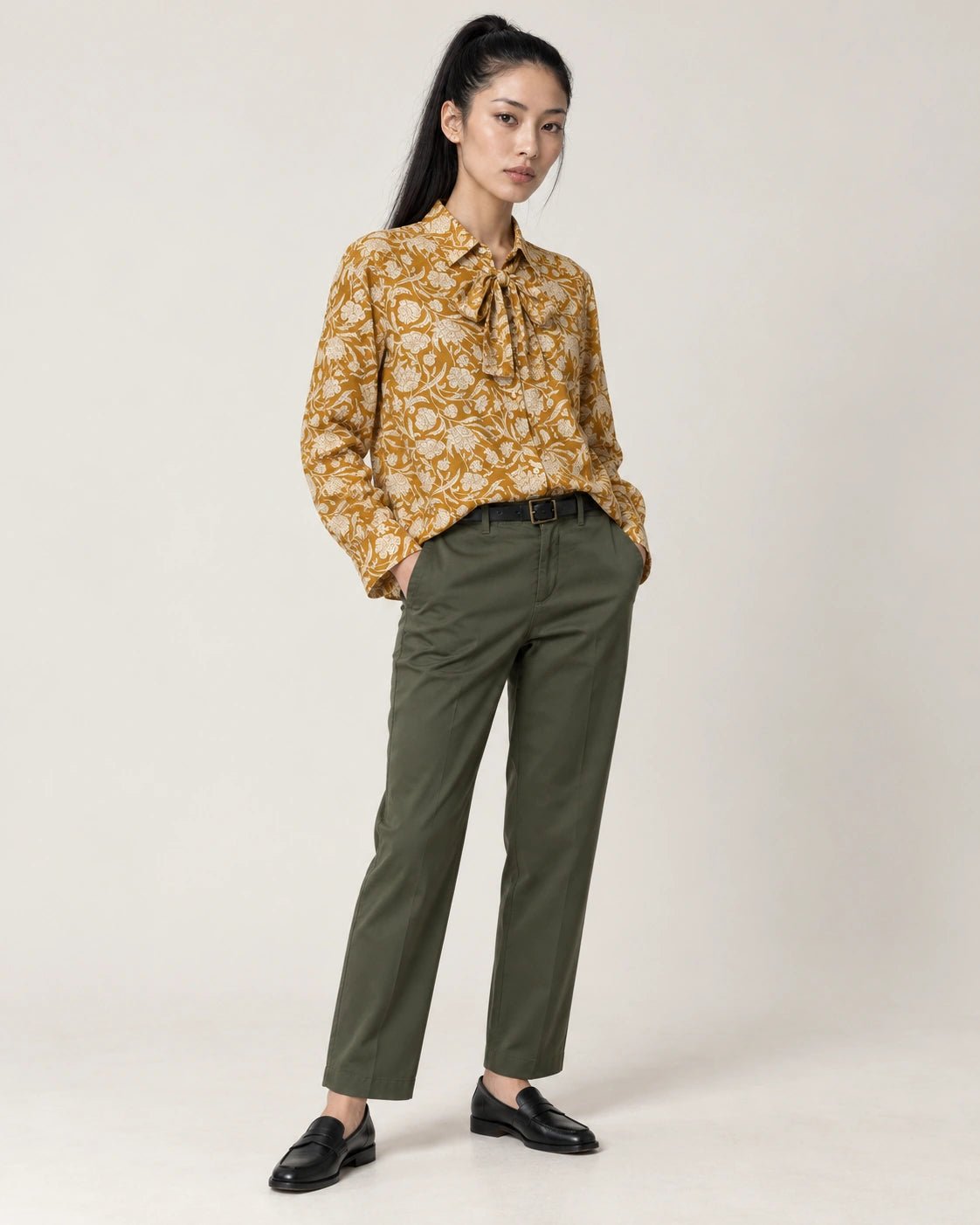 Camicia con fiocco senape, vista frontale - MADAME VENICE - FW26 - CELESTINA - PORTOGALLO FIORI #Colore_Senape