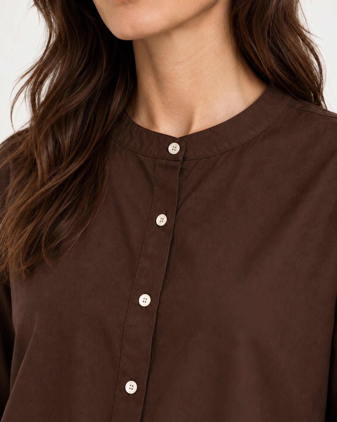 Camicia coreana marrone, dettaglio del collo alla coreana - MADAME VENICE - FW25 - CHARLOTTE - COTTON BIO #Colore_Brown