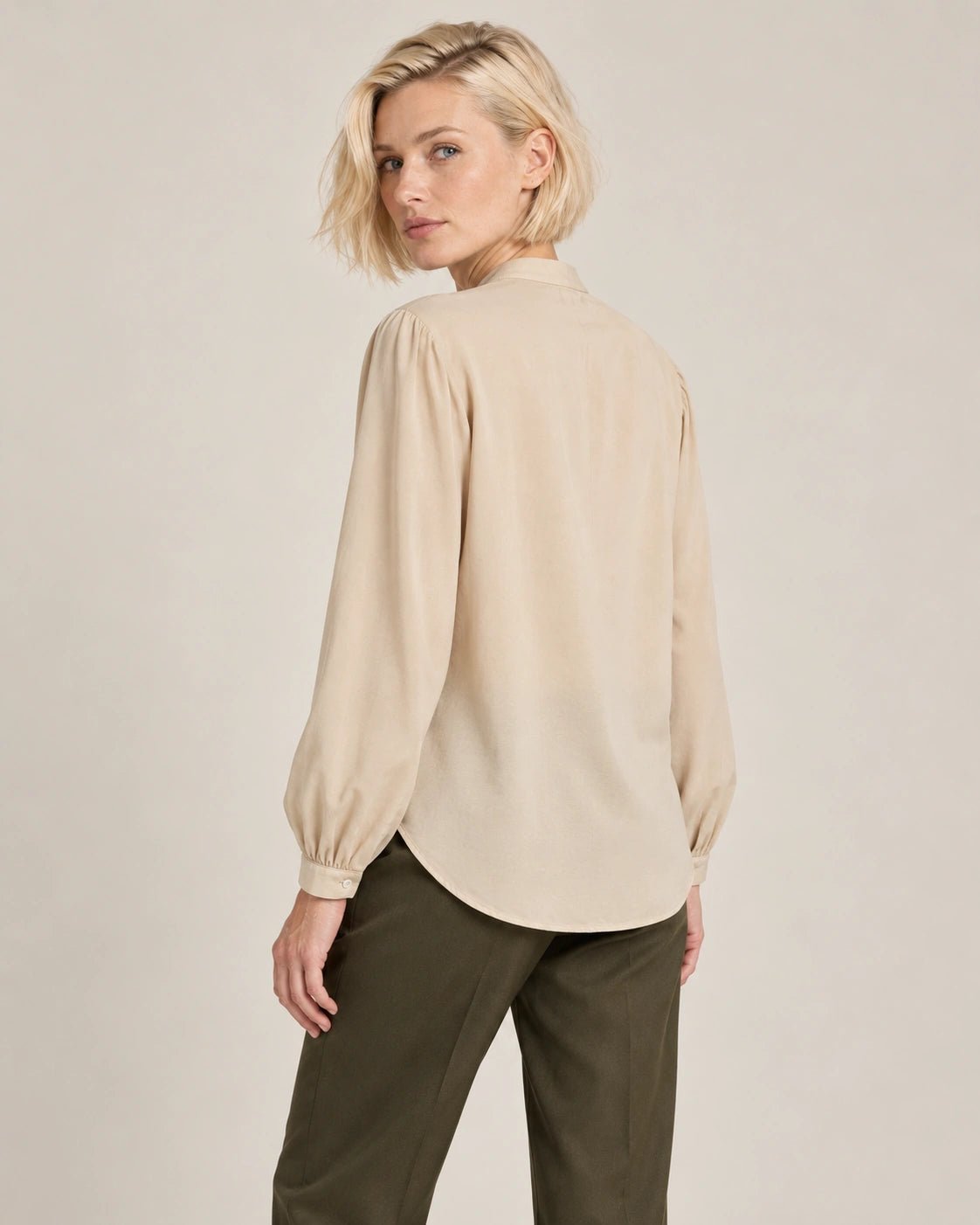 Camicia coreana sabbia, vista posteriore - MADAME VENICE - FW26 - COREA - COTONE SETA #Colore_Sabbia
