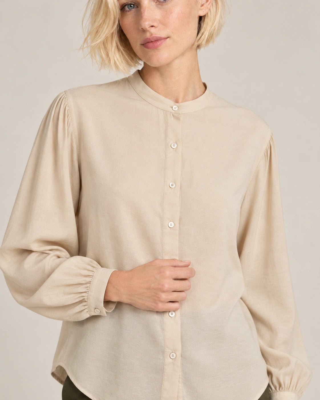Camicia coreana sabbia, dettaglio del capo - MADAME VENICE - FW26 - COREA - COTONE SETA #Colore_Sabbia