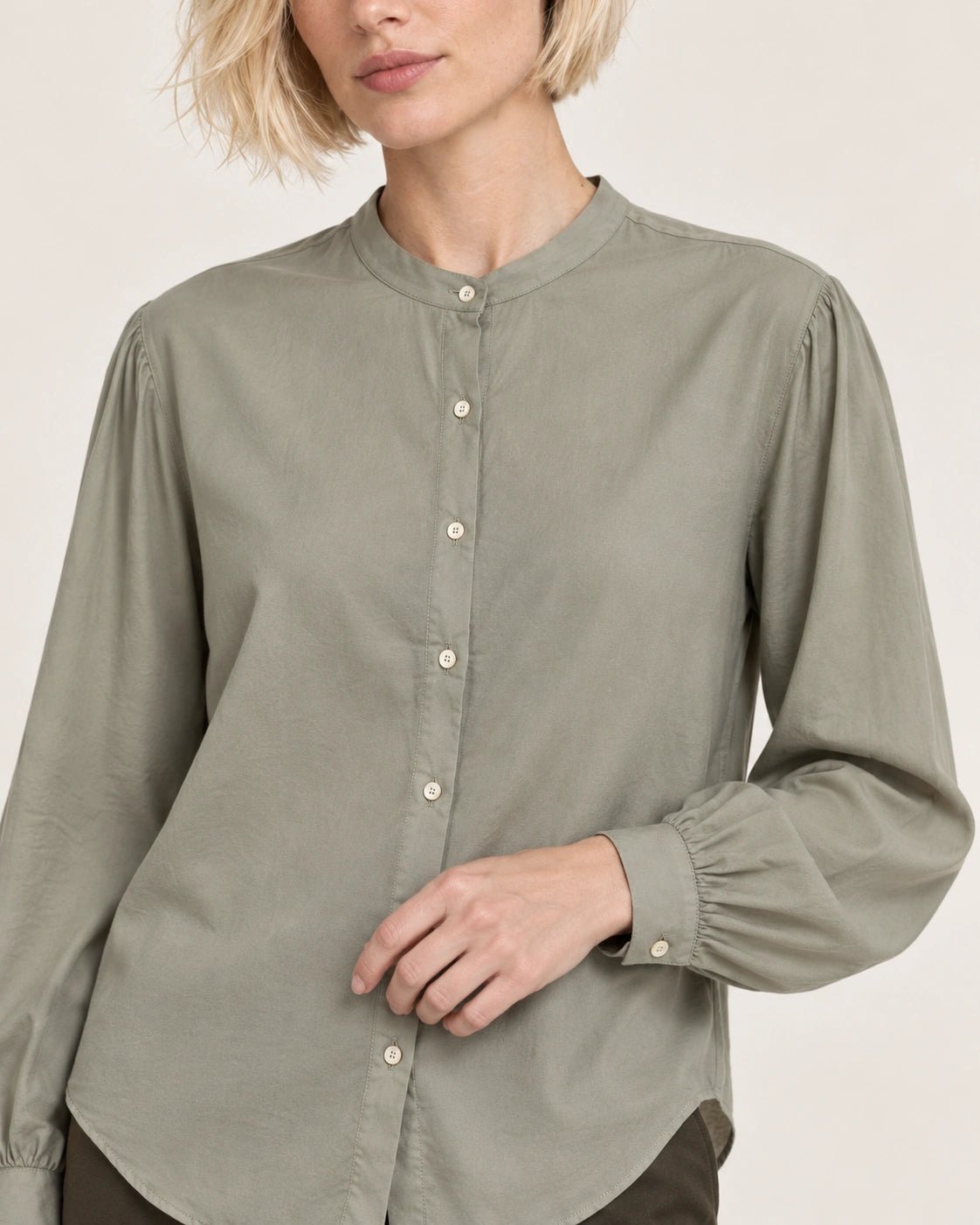 Camicia coreana verde, dettaglio del capo - MADAME VENICE - FW26 - COREA - COTONE SETA #Colore_Verde
