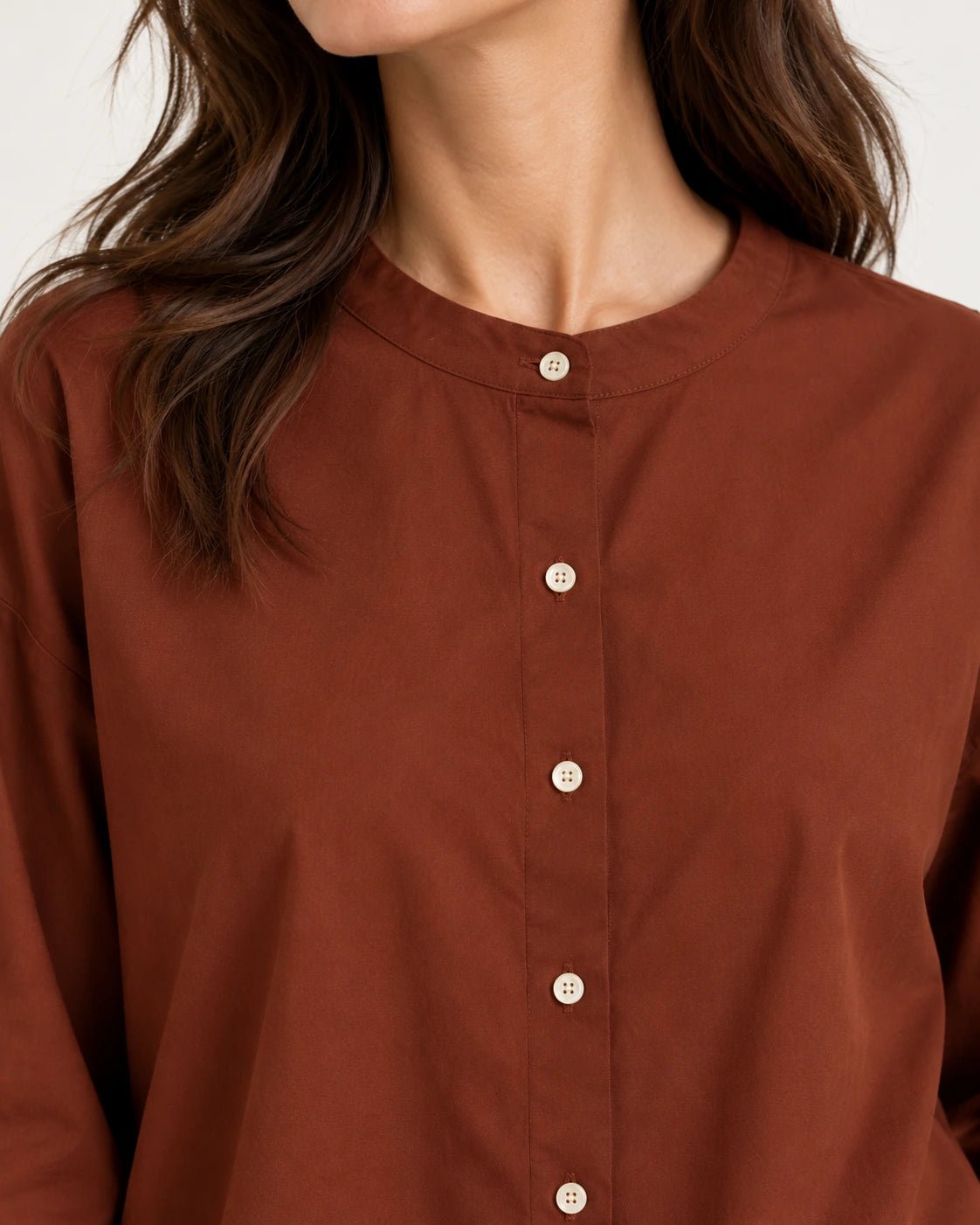Camicia coreana ruggine, dettaglio del collo alla coreana - MADAME VENICE - FW25 - CHARLOTTE - COTTON BIO #Colore_Rust