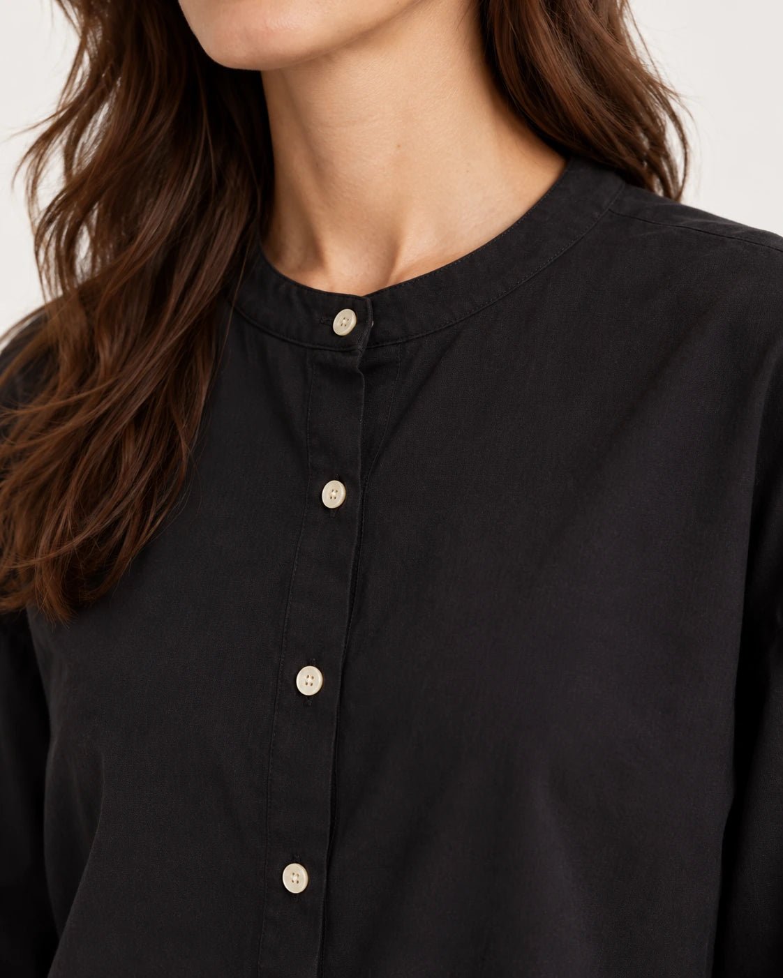 Camicia coreana nero, dettaglio del collo alla coreana - MADAME VENICE - FW25 - CHARLOTTE - COTTON BIO #Colore_Black