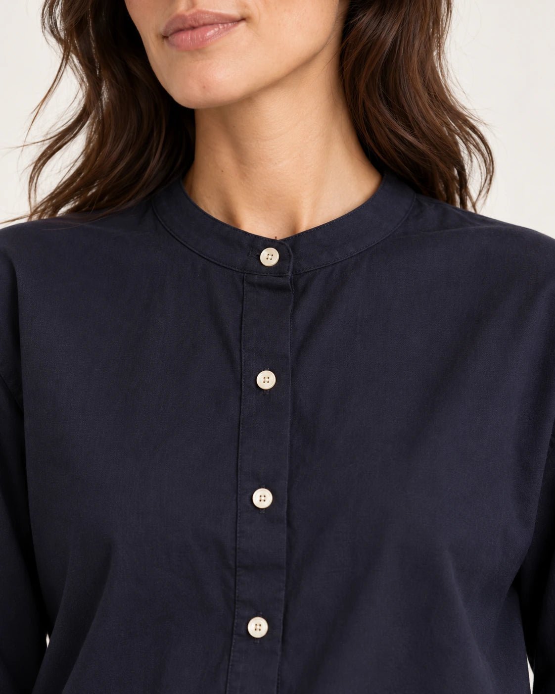 Camicia coreana blu, dettaglio del collo alla coreana - MADAME VENICE - FW25 - CHARLOTTE - COTTON BIO #Colore_Blue