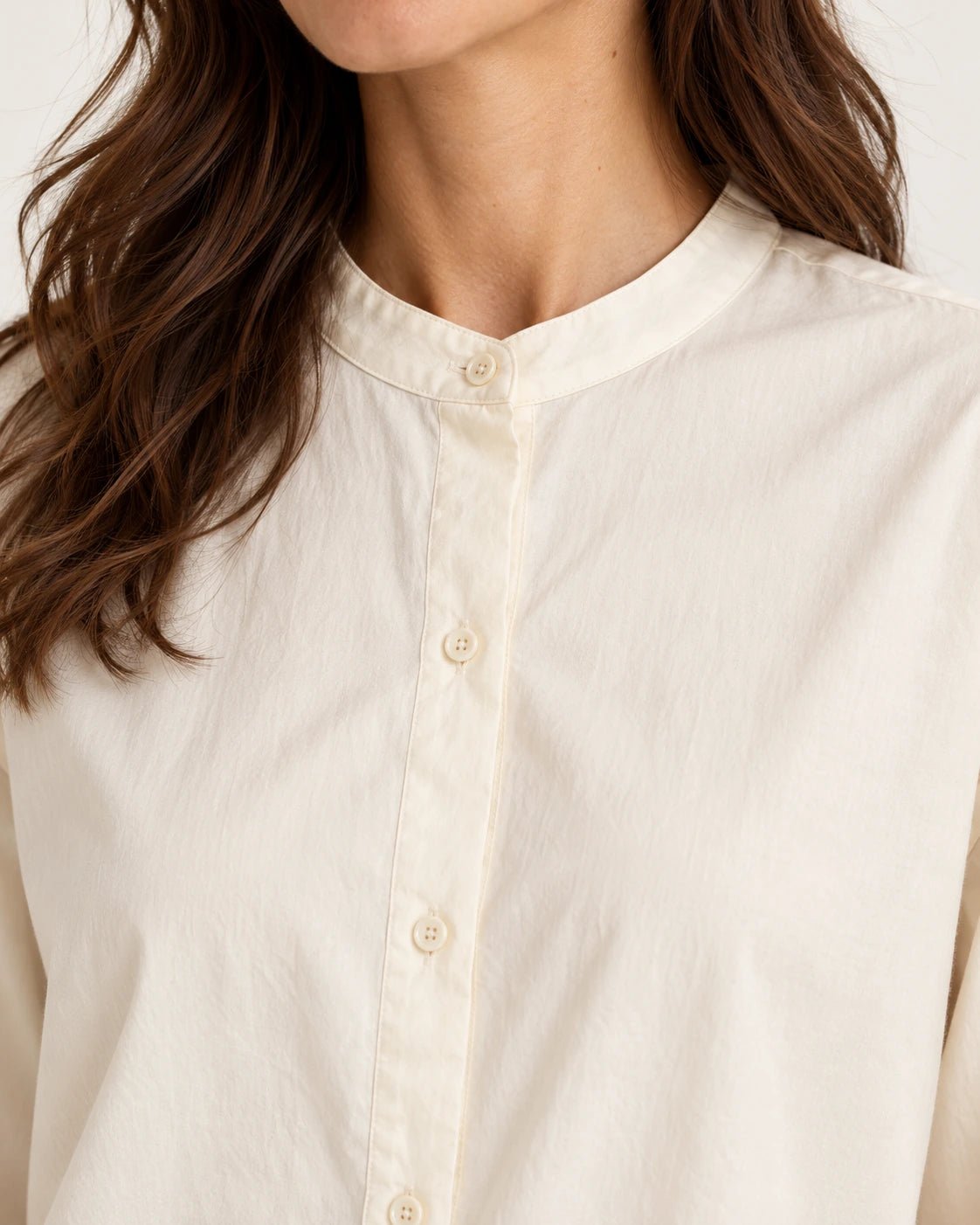 Camicia coreana naturale, dettaglio del collo alla coreana - MADAME VENICE - FW25 - CHARLOTTE - COTTON BIO #Colore_Natural