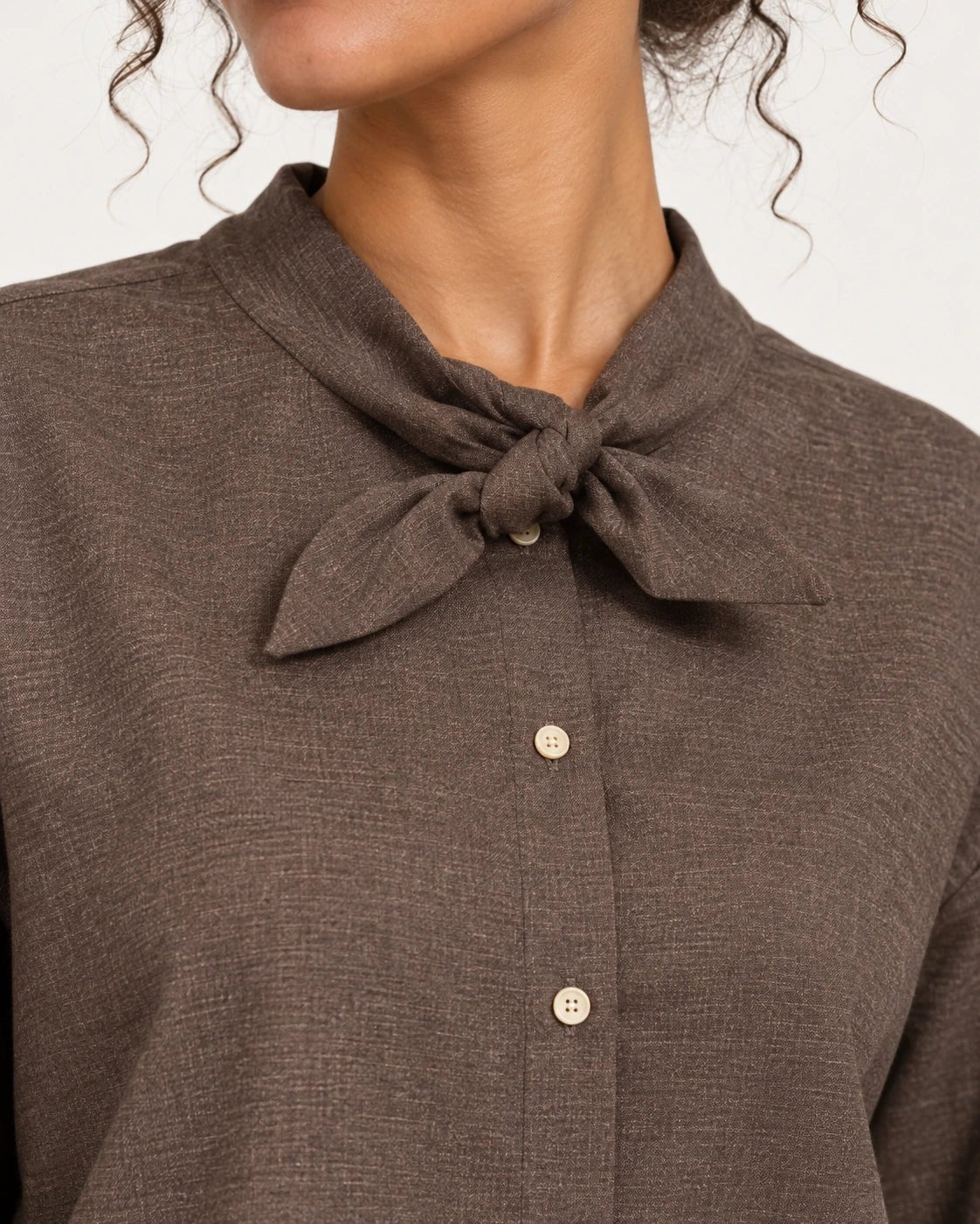Camicia fiocco marrone, dettaglio del fiocco - MADAME VENICE - FW25 - CELIA - TWILL MELANGE #Colore_Brown