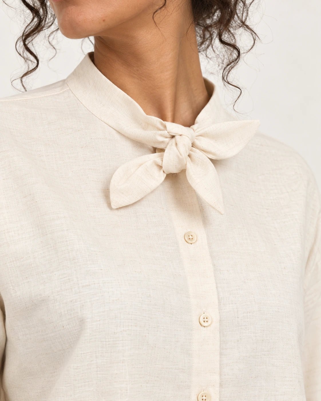Camicia fiocco naturale, dettaglio del fiocco - MADAME VENICE - FW25 - CELIA - TWILL MELANGE #Colore_Natural