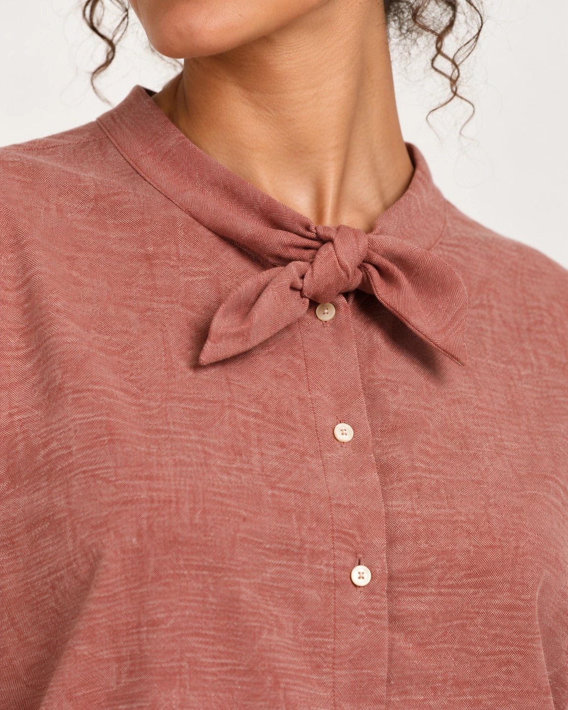 Camicia fiocco ruggine, dettaglio del fiocco - MADAME VENICE - FW25 - CELIA - TWILL MELANGE #Colore_Rust
