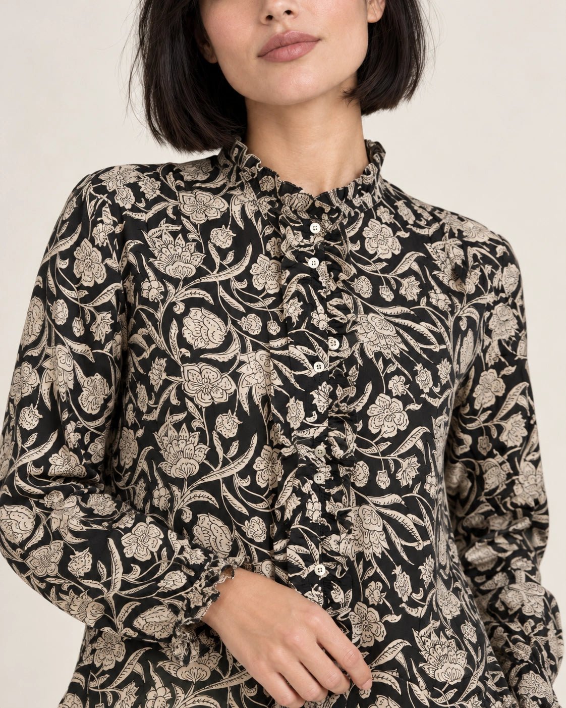 Camicia frou frou nero, dettaglio del capo - MADAME VENICE - FW26 - CORINNA - PORTOGALLO FIORI #Colore_Nero