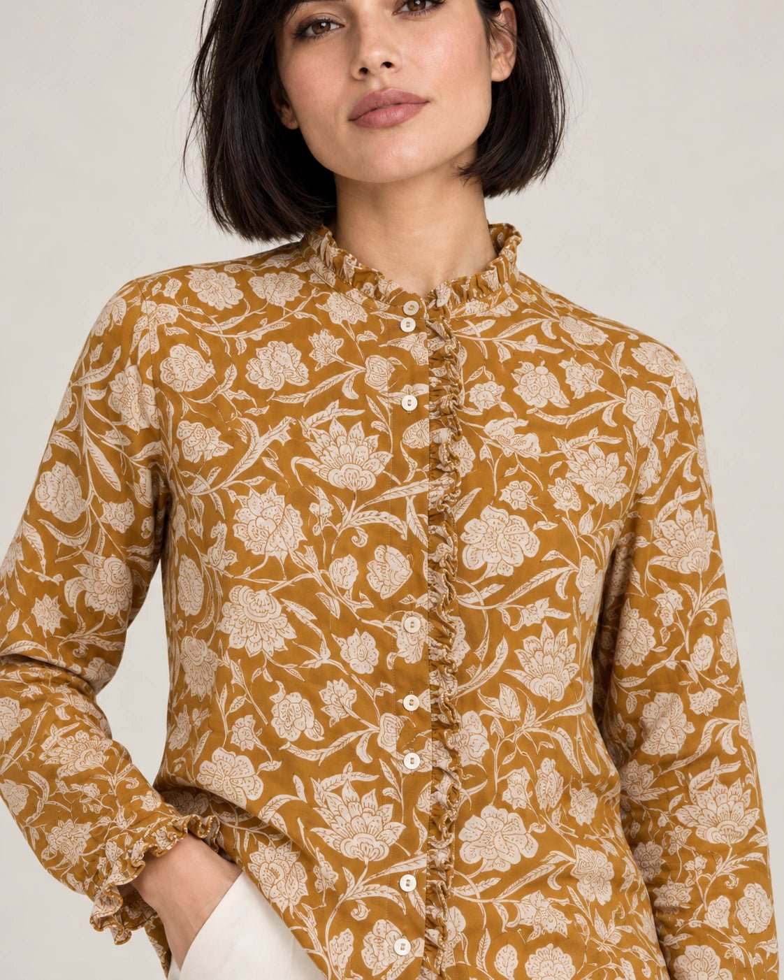 Camicia frou frou senape, dettaglio del capo - MADAME VENICE - FW26 - CORINNA - PORTOGALLO FIORI #Colore_Senape