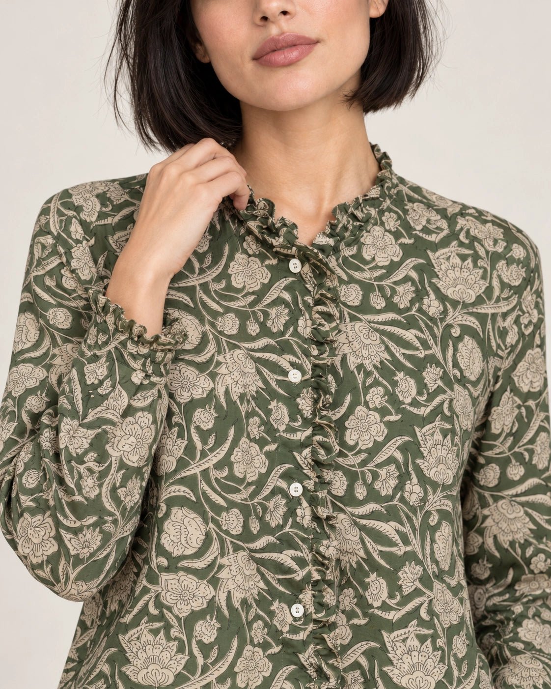 Camicia frou frou verde, dettaglio del capo - MADAME VENICE - FW26 - CORINNA - PORTOGALLO FIORI #Colore_Verde