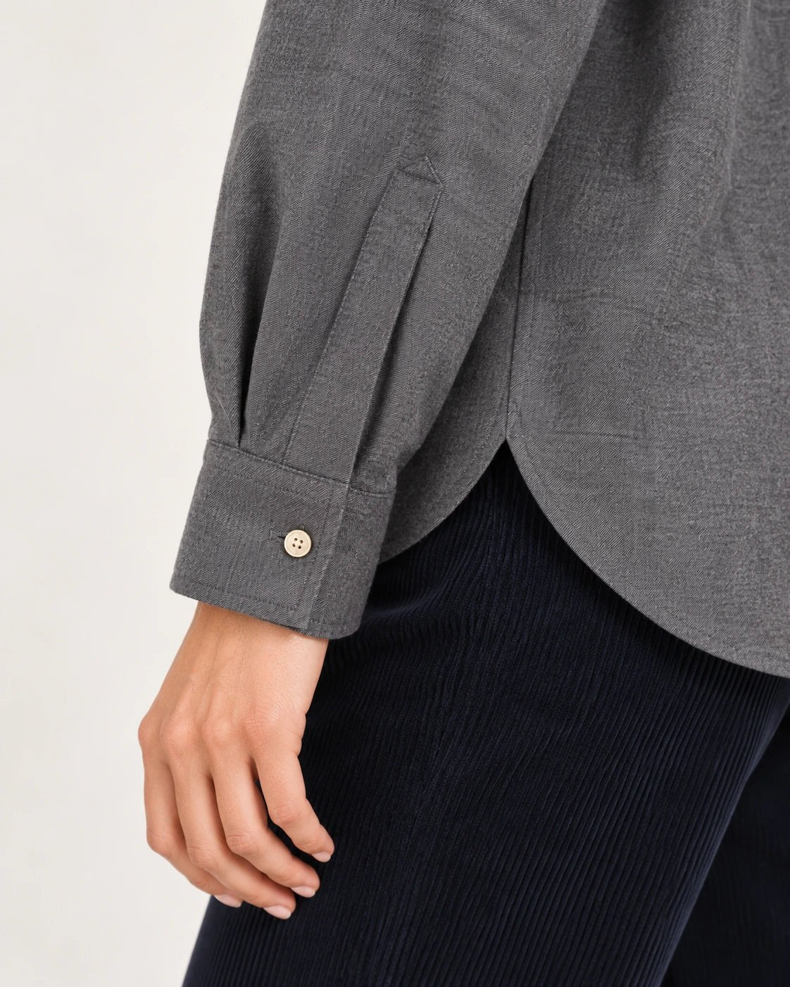Camicia over grigio, dettaglio del polsino - MADAME VENICE - FW25 - CAROLA - TWILL MELANGE #Colore_Grey