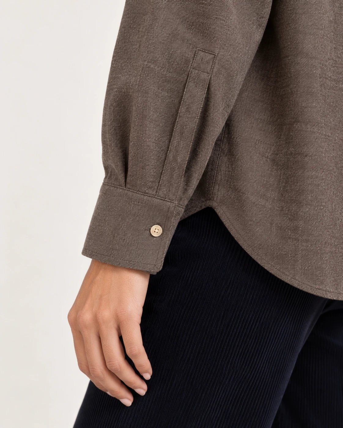 Camicia over marrone, dettaglio del polsino - MADAME VENICE - FW25 - CAROLA - TWILL MELANGE #Colore_Brown