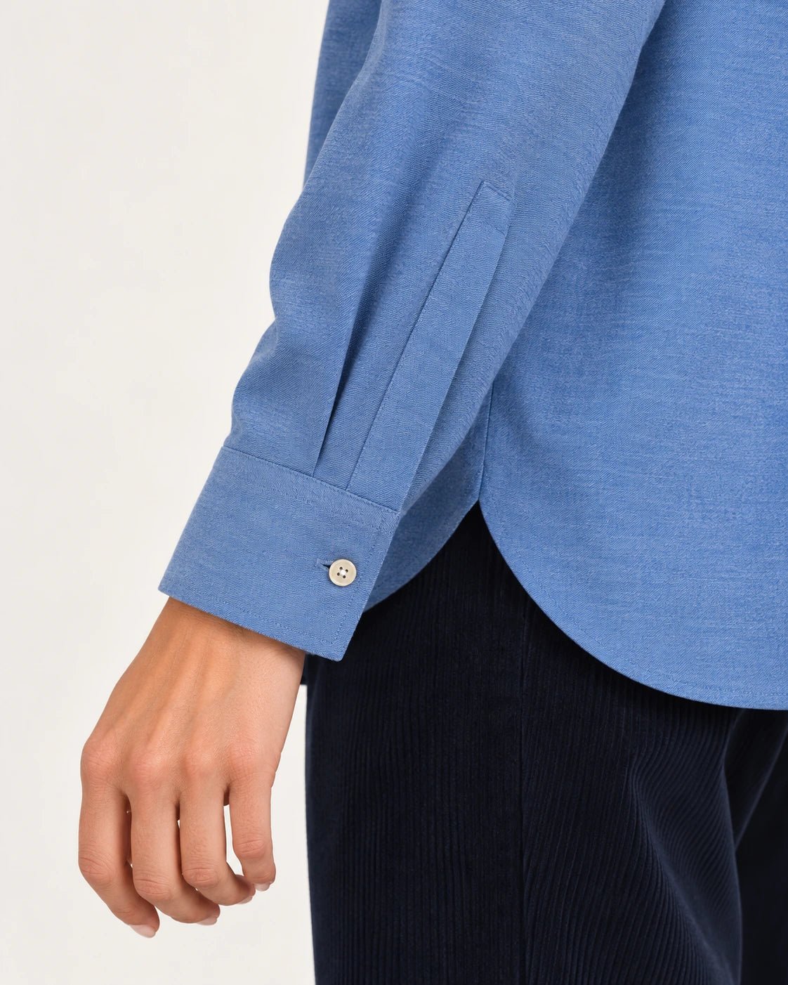 Camicia over blu, dettaglio del polsino - MADAME VENICE - FW25 - CAROLA - TWILL MELANGE #Colore_Blue