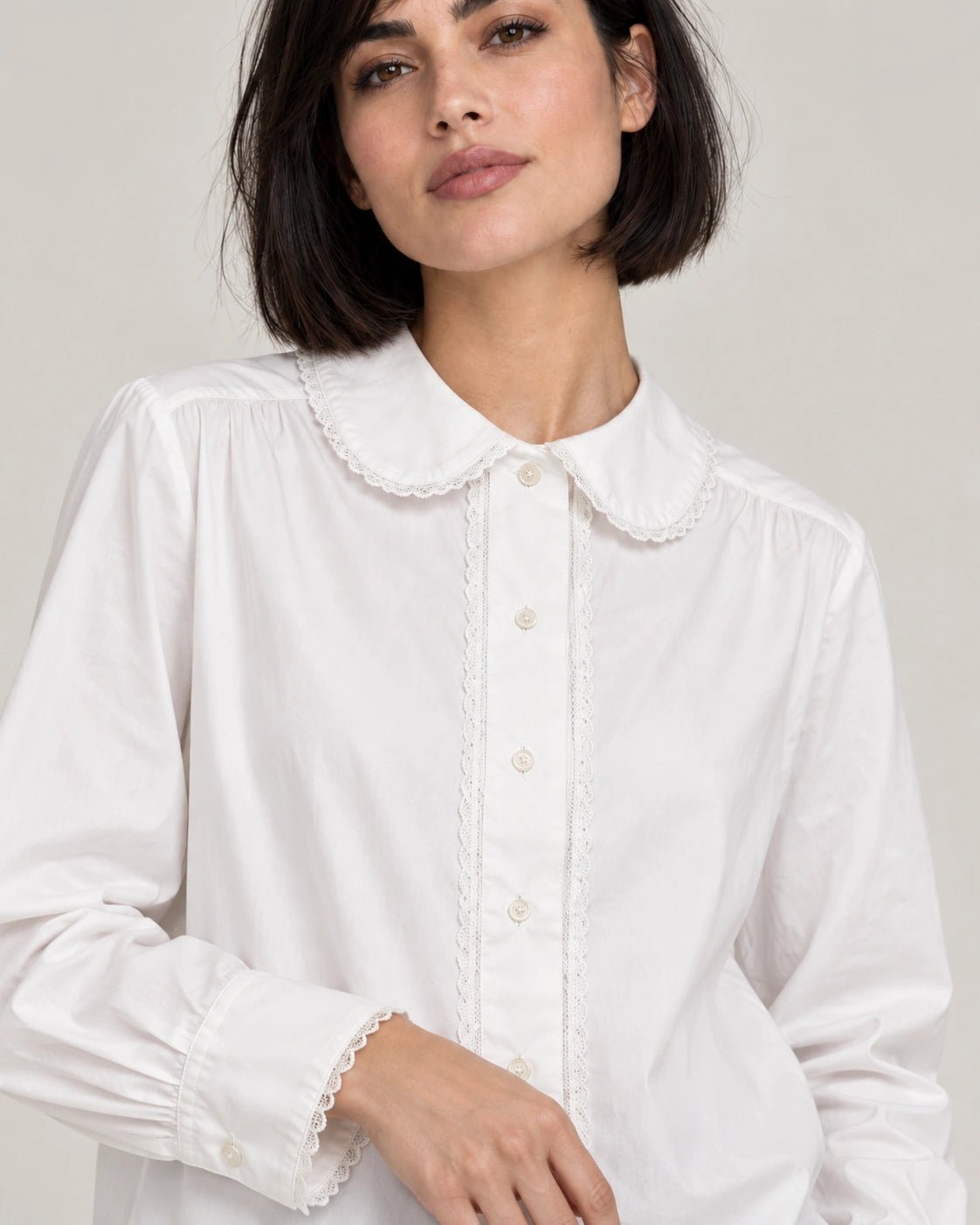 Camicia pizzo bianco, dettaglio del capo - MADAME VENICE - FW26 - CRISTIANA - POPELINE #Colore_Bianco