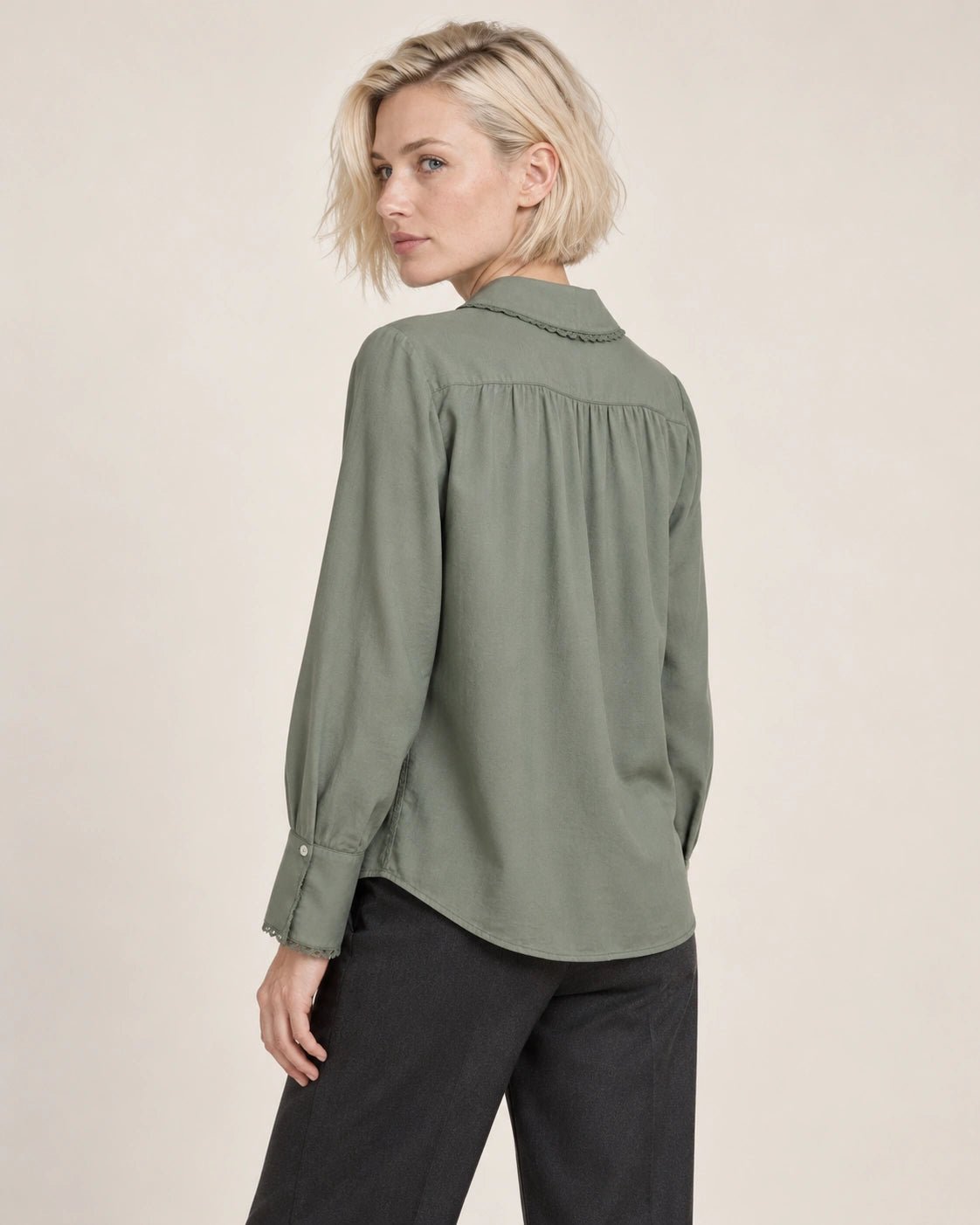Camicia pizzo verde, vista posteriore - MADAME VENICE - FW26 - CRISTIANA - COTONE SETA #Colore_Verde