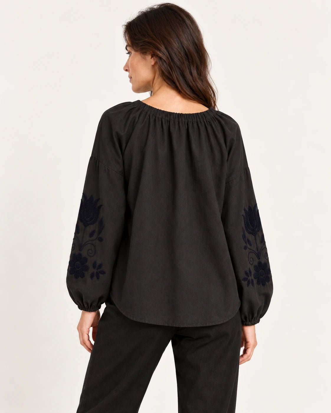 Camicia ricamo manica nero, vista posteriore - MADAME VENICE - FW25 - CRISTINA - COTTON BIO #Colore_Black