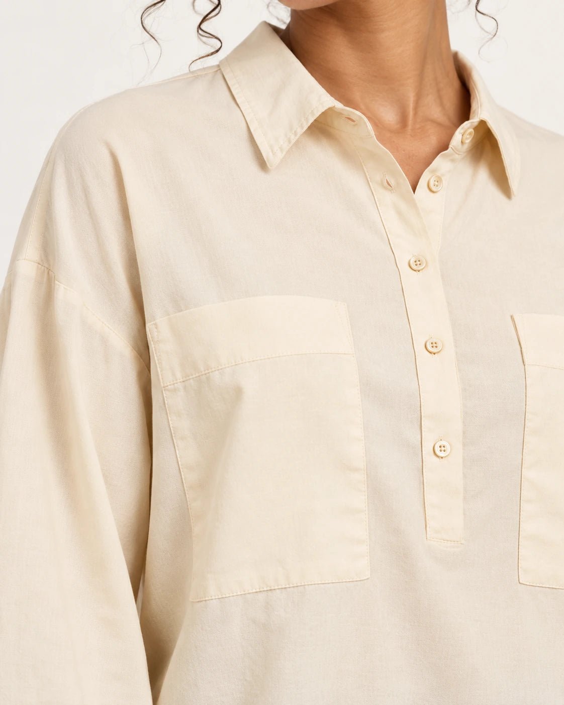 Camicia tasconi naturale, dettaglio della tasca - MADAME VENICE - FW25 - CHIARA - COTTON BIO #Colore_Natural