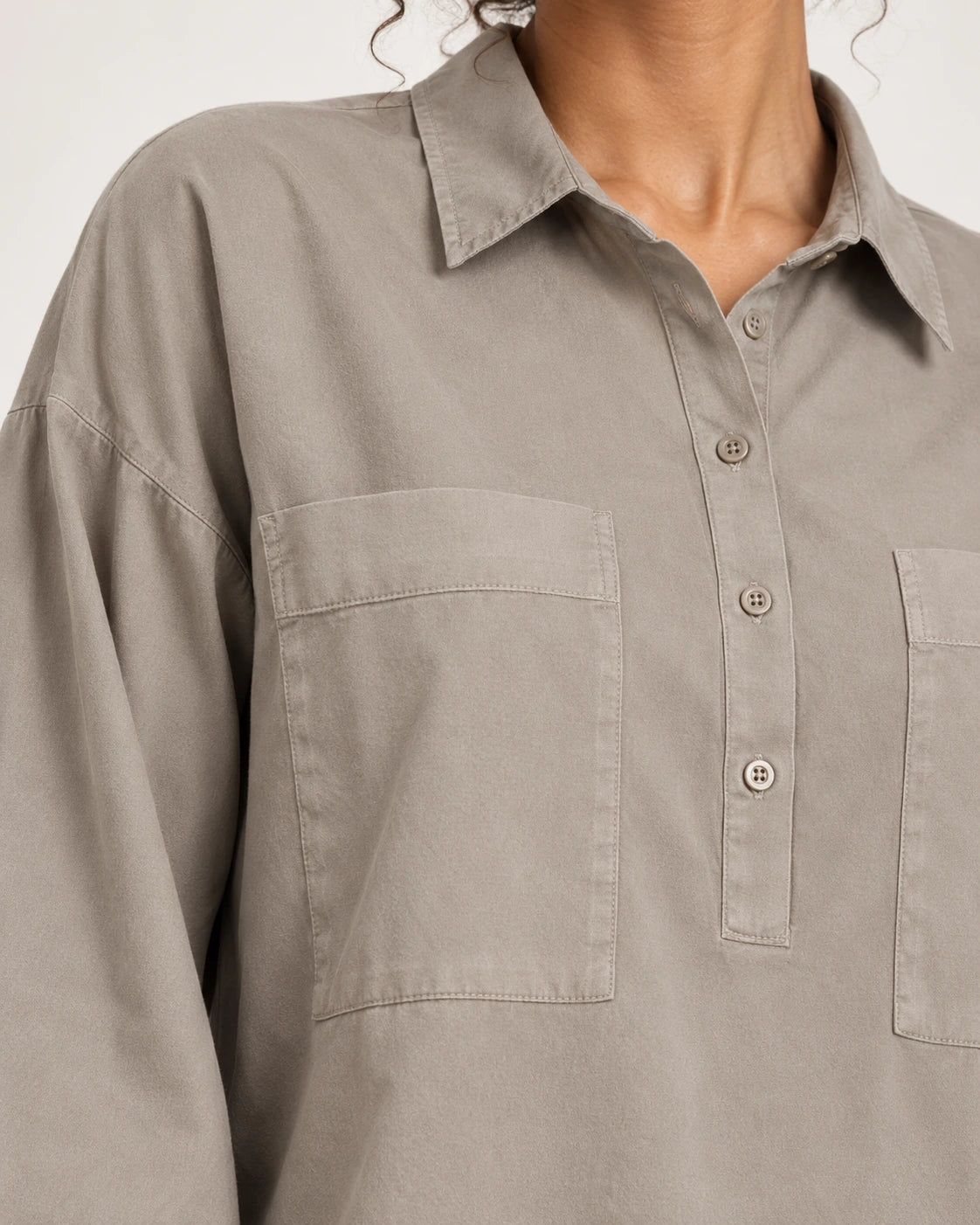 Camicia tasconi sabbia, dettaglio della tasca - MADAME VENICE - FW25 - CHIARA - COTTON BIO #Colore_Sand
