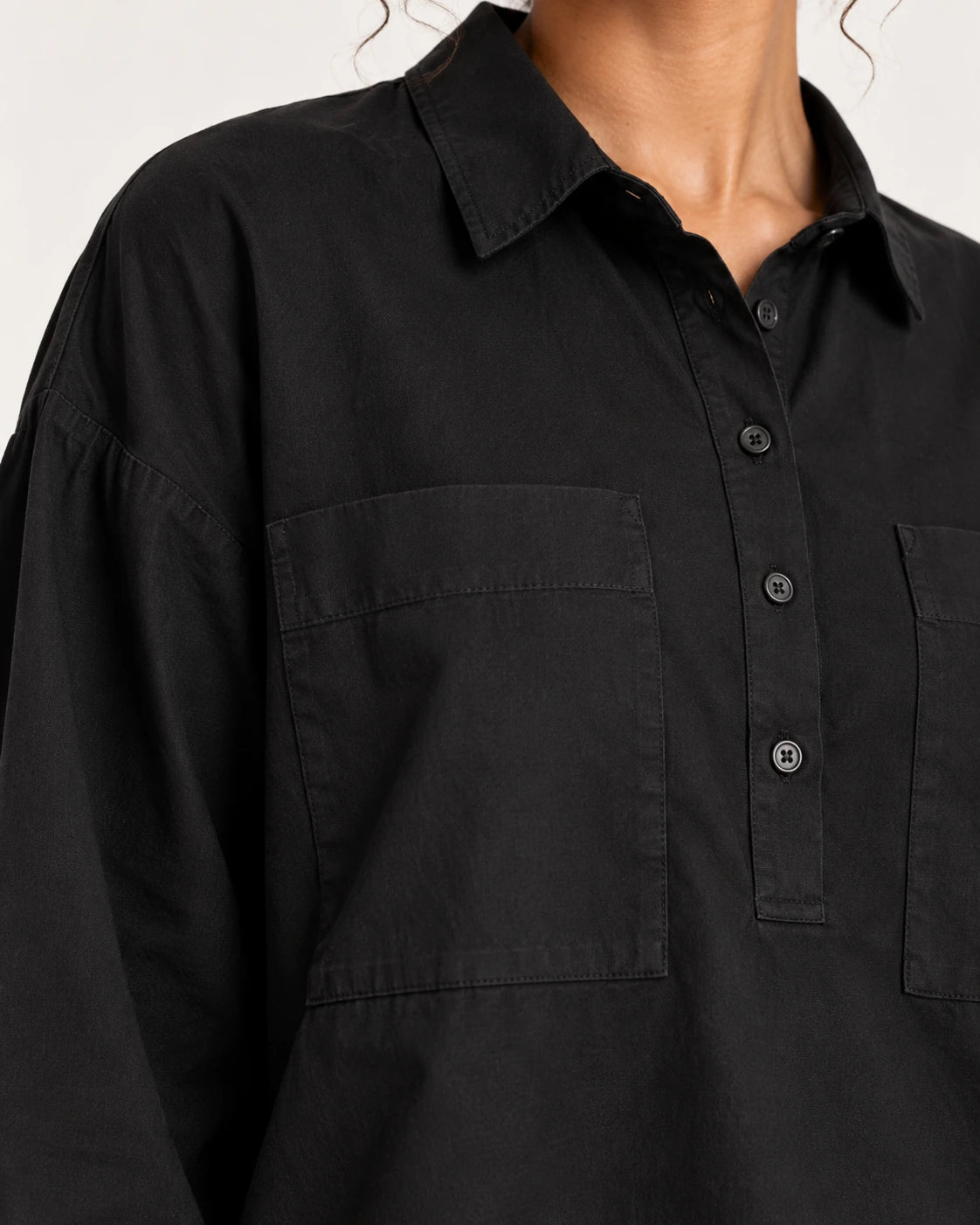 Camicia tasconi nero, dettaglio della tasca - MADAME VENICE - FW25 - CHIARA - COTTON BIO #Colore_Black
