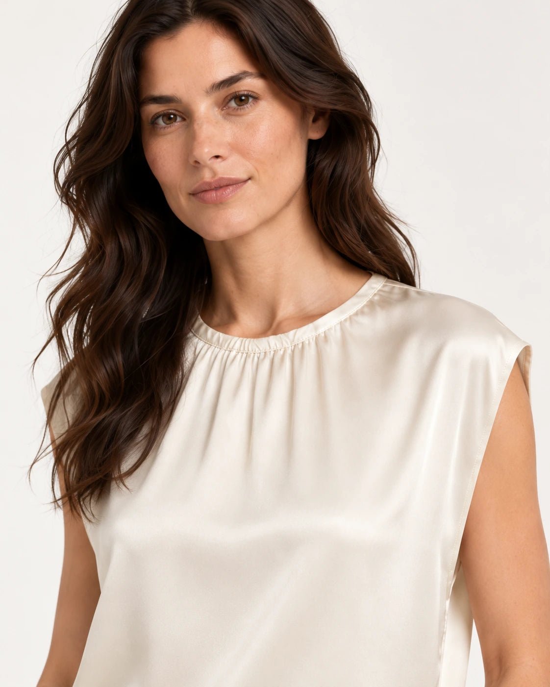 Canotta con arriccio naturale, dettaglio dello scollo arricciato - MADAME VENICE - FW25 - VIRGINIA - RASO #Colore_Natural