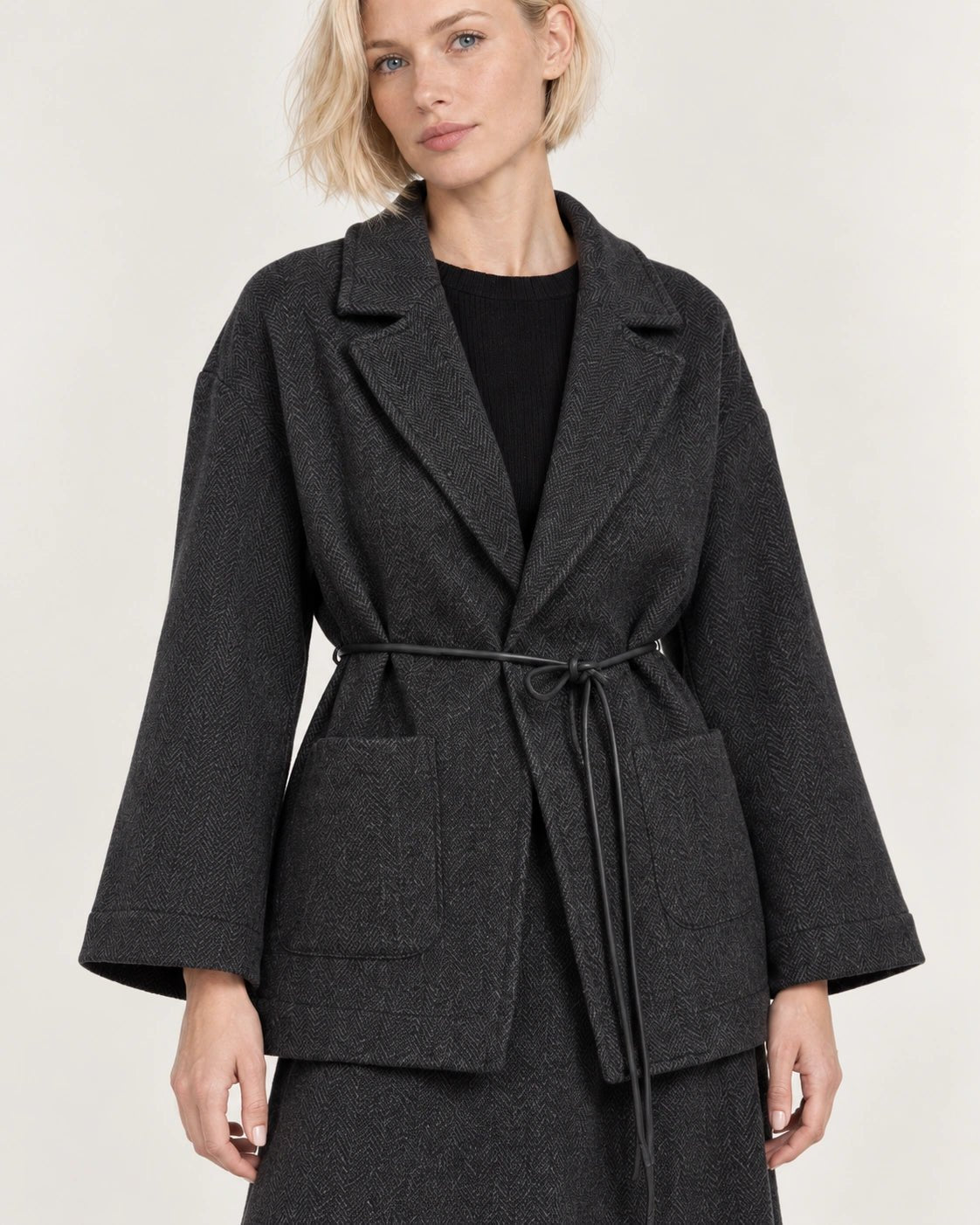Cappottino sfoderato grigio scuro, dettaglio del capo - MADAME VENICE - FW26 - GIGLIOLA - SPINATO #Colore_Grigio Scuro