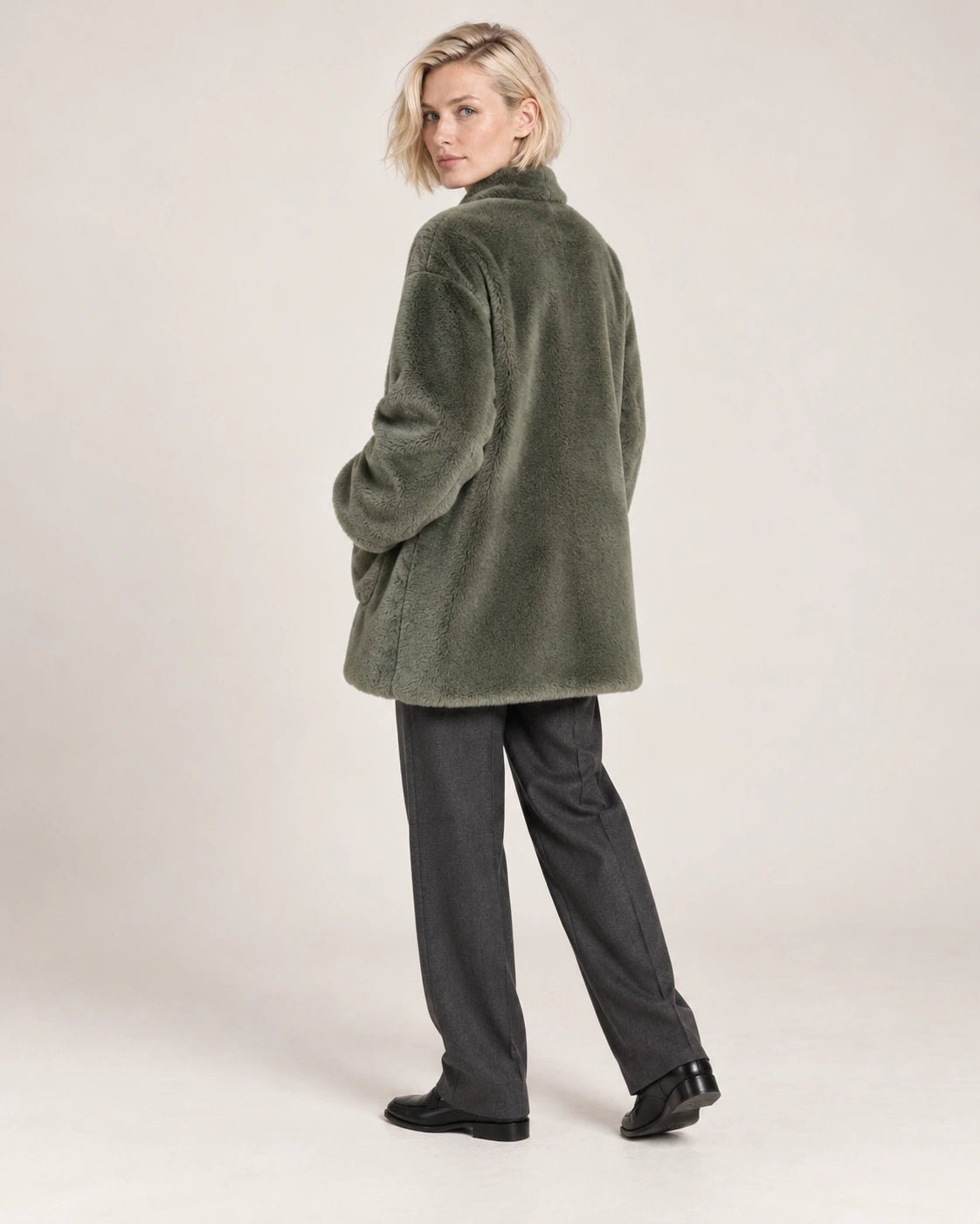 Cappotto verde, vista posteriore - MADAME VENICE - FW26 - GIUDITTA - FUR #Colore_Verde