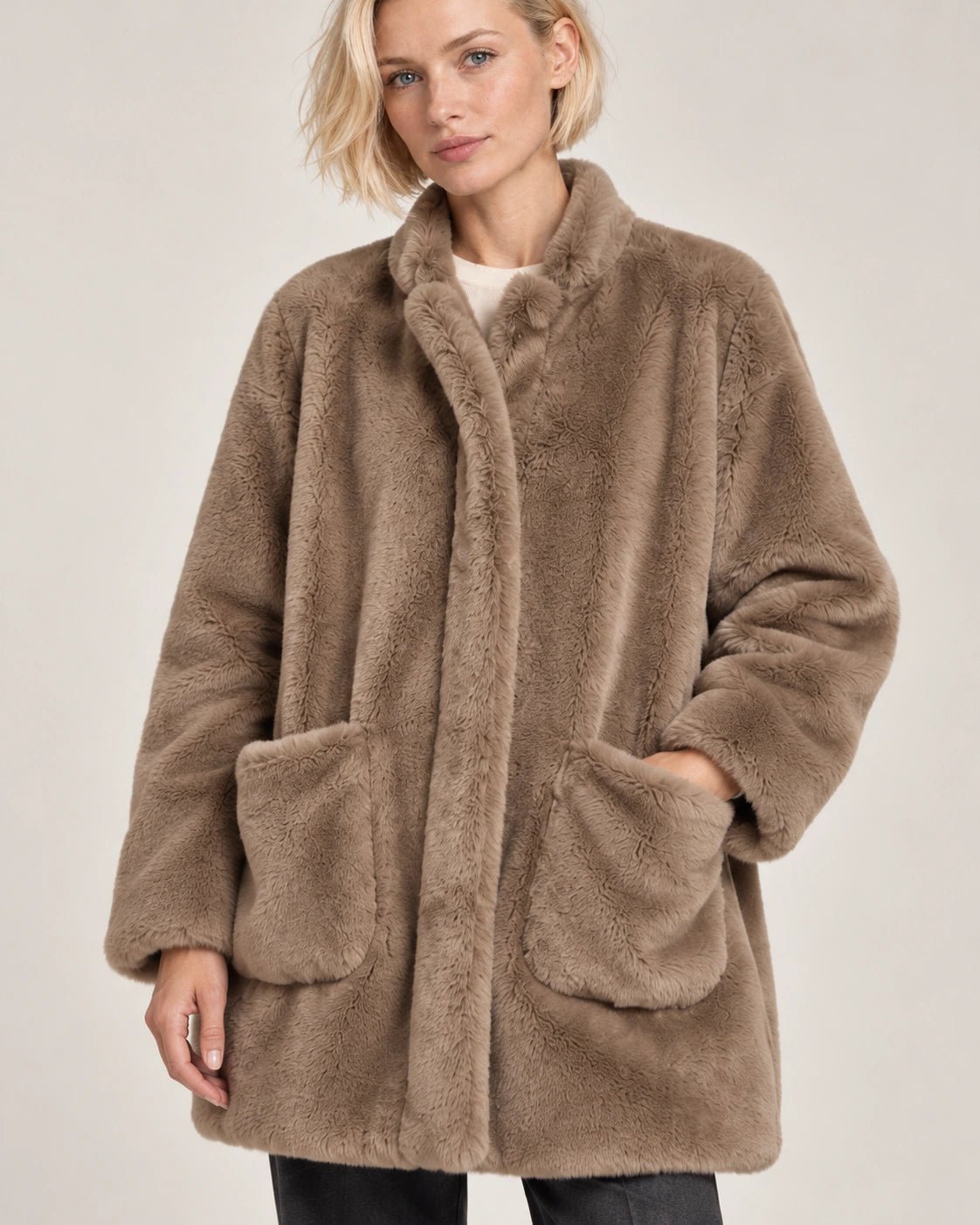 Cappotto avana, dettaglio del capo - MADAME VENICE - FW26 - GIUDITTA - FUR #Colore_Avana