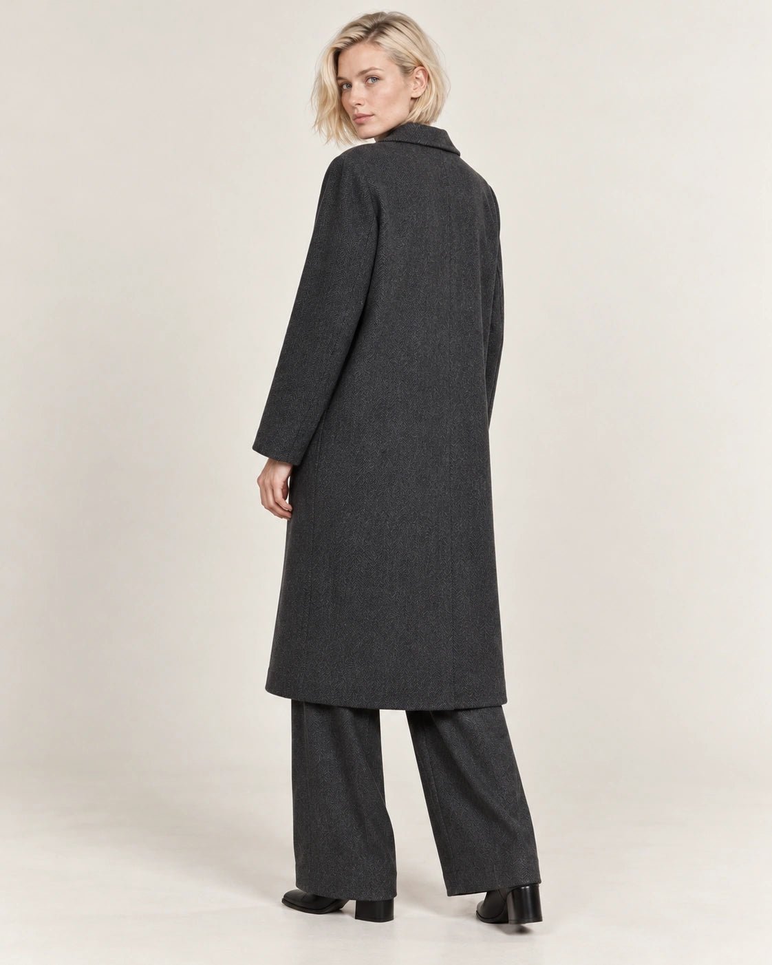 Cappotto grigio scuro, vista posteriore - MADAME VENICE - FW26 - GEORGIA - SPINATO #Colore_Grigio Scuro