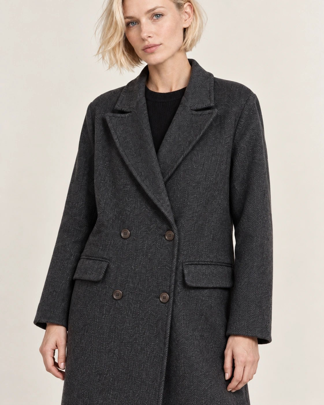 Cappotto grigio scuro, dettaglio del capo - MADAME VENICE - FW26 - GEORGIA - SPINATO #Colore_Grigio Scuro