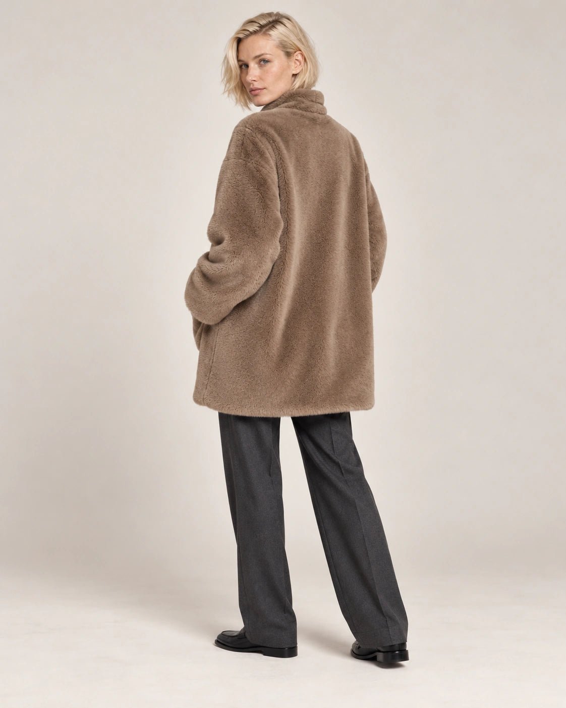 Cappotto avana, vista posteriore - MADAME VENICE - FW26 - GIUDITTA - FUR #Colore_Avana