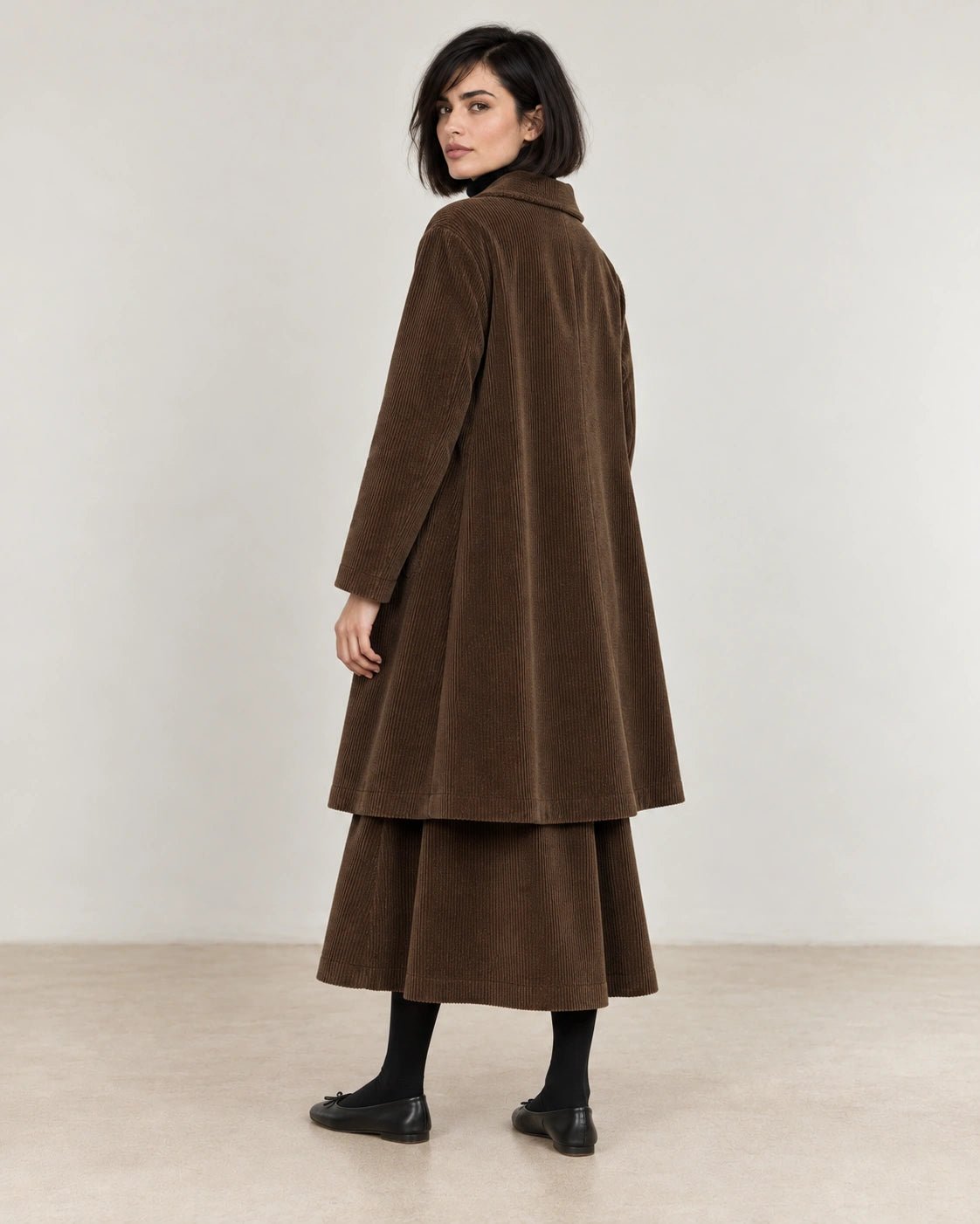 Cappotto faldone marrone, vista posteriore - MADAME VENICE - FW26 - GIOVANNA - VELVET SWEET #Colore_Marrone