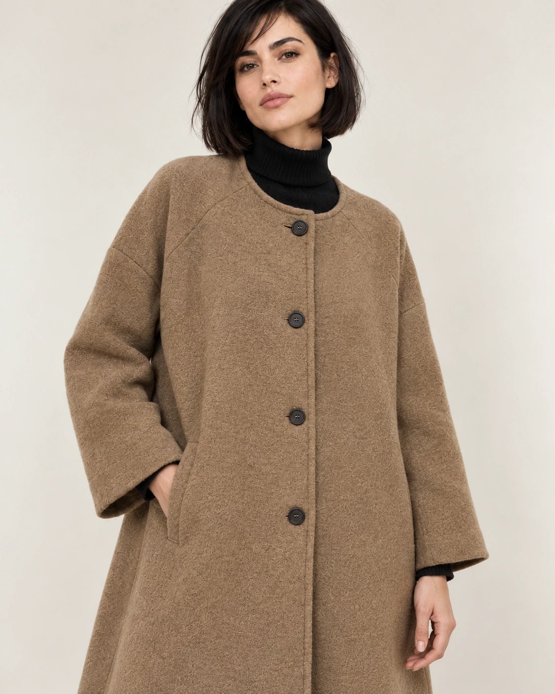Cappotto foderato avana, dettaglio del capo - MADAME VENICE - FW26 - GABRIELLA - LANA VERGINE #Colore_Avana