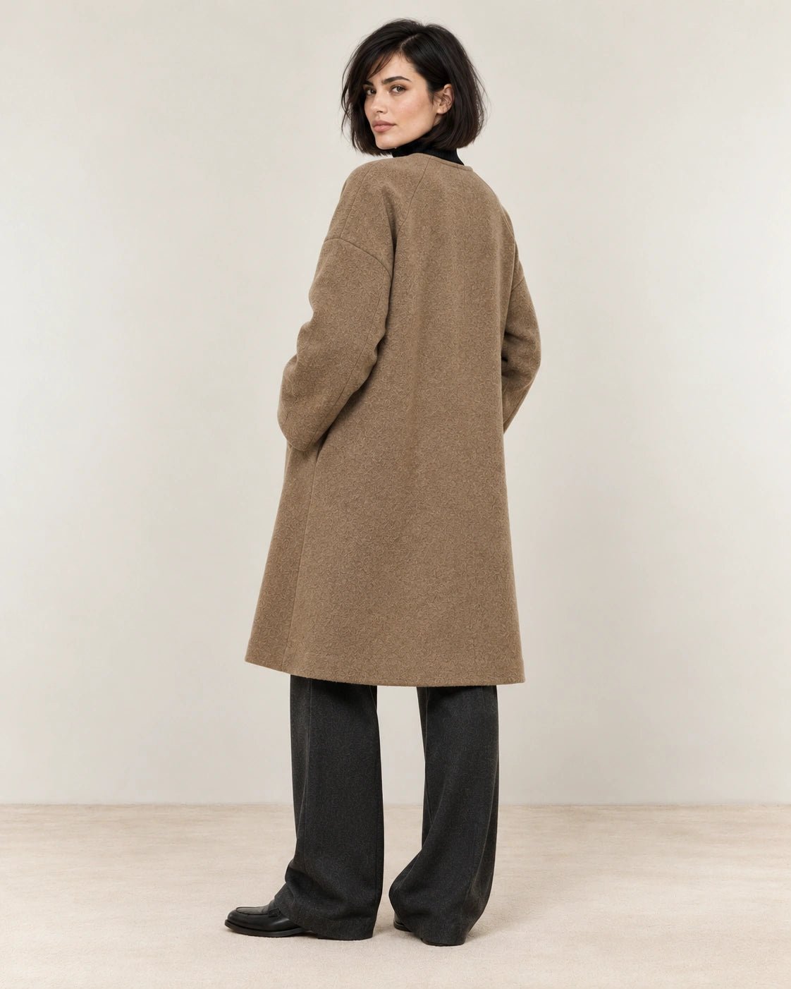 Cappotto foderato avana, vista posteriore - MADAME VENICE - FW26 - GABRIELLA - LANA VERGINE #Colore_Avana