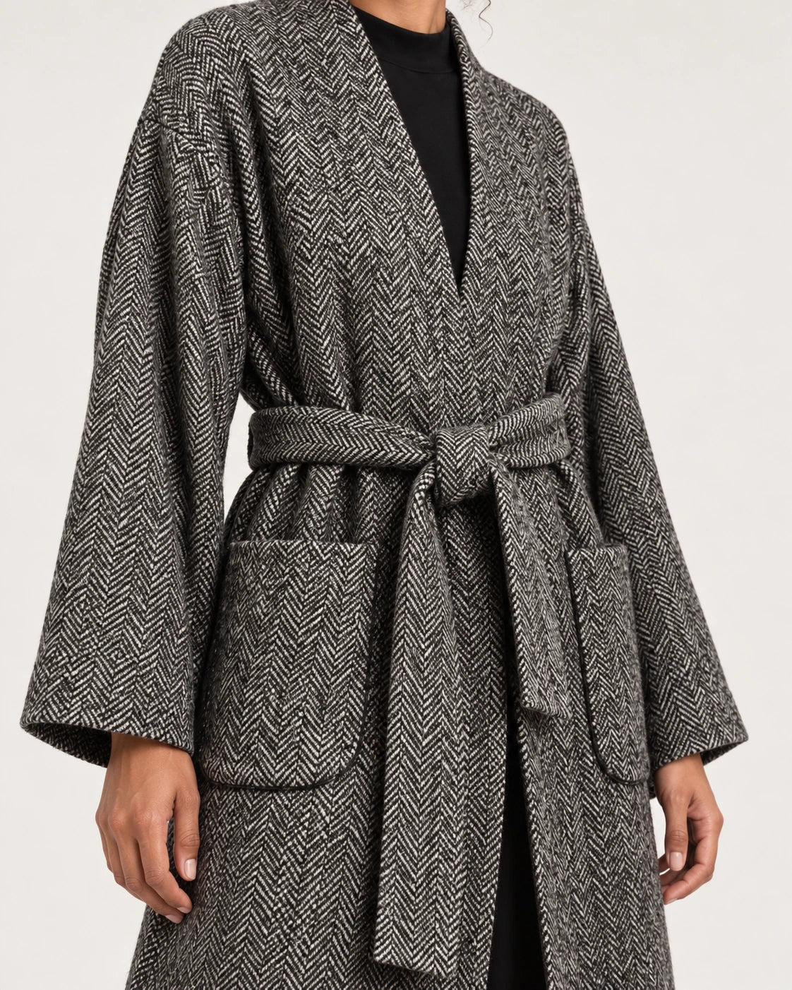 Cappotto over nero e bianco, dettaglio della cintura - MADAME VENICE - FW25 - GIADA - SPIGATO #Colore_Black / white