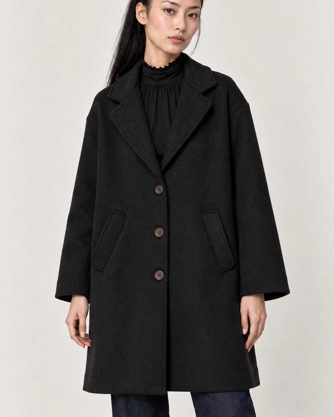 Cappotto sfoderato nero, dettaglio del capo - MADAME VENICE - FW26 - GRUVY - LUXURY #Colore_Nero