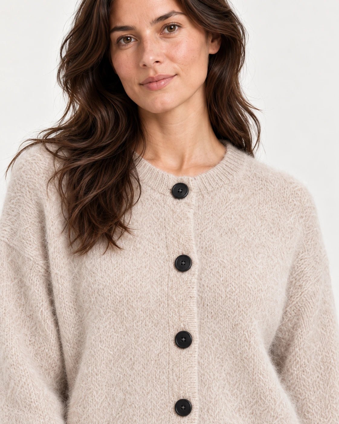 Cardigan sabbia, dettaglio dei bottoni e del collo - MADAME VENICE - FW25 - SOFIA - SUMATRA #Colore_Sand
