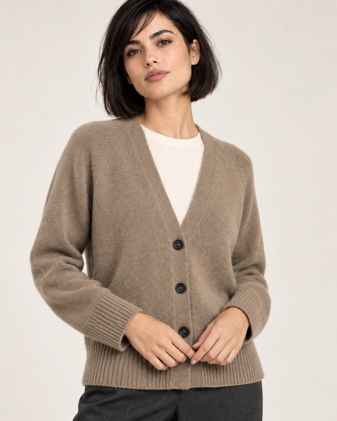 Cardigan avana, dettaglio del capo - MADAME VENICE - FW26 - SABRINA - PEPITA #Colore_Avana
