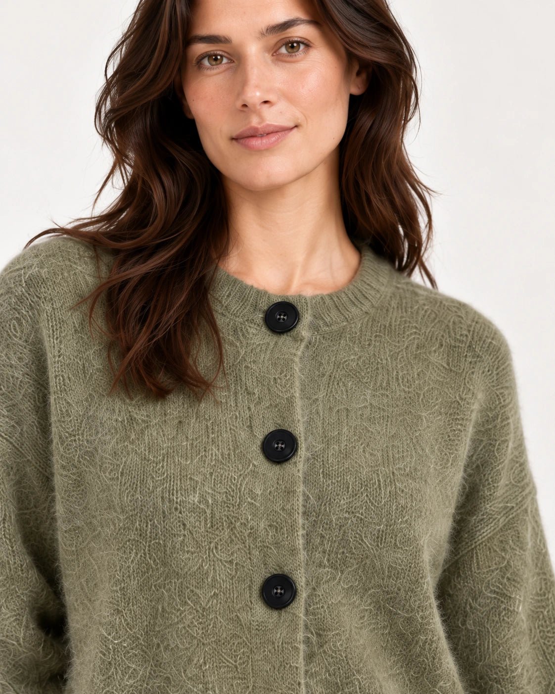 Cardigan verde oliva, dettaglio dei bottoni e del collo - MADAME VENICE - FW25 - SOFIA - SUMATRA #Colore_Olive