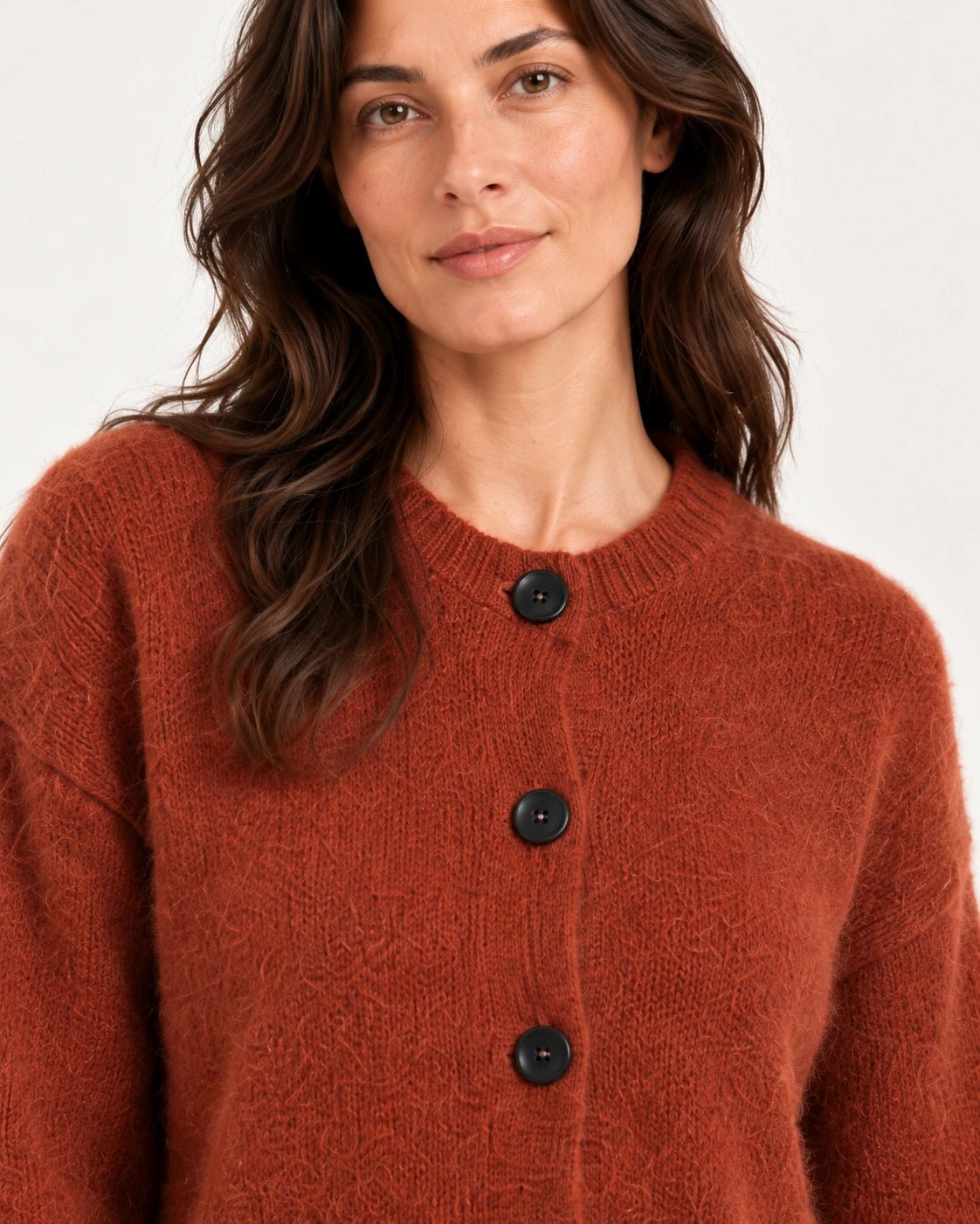 Cardigan ruggine, dettaglio dei bottoni e del collo - MADAME VENICE - FW25 - SOFIA - SUMATRA #Colore_Rust