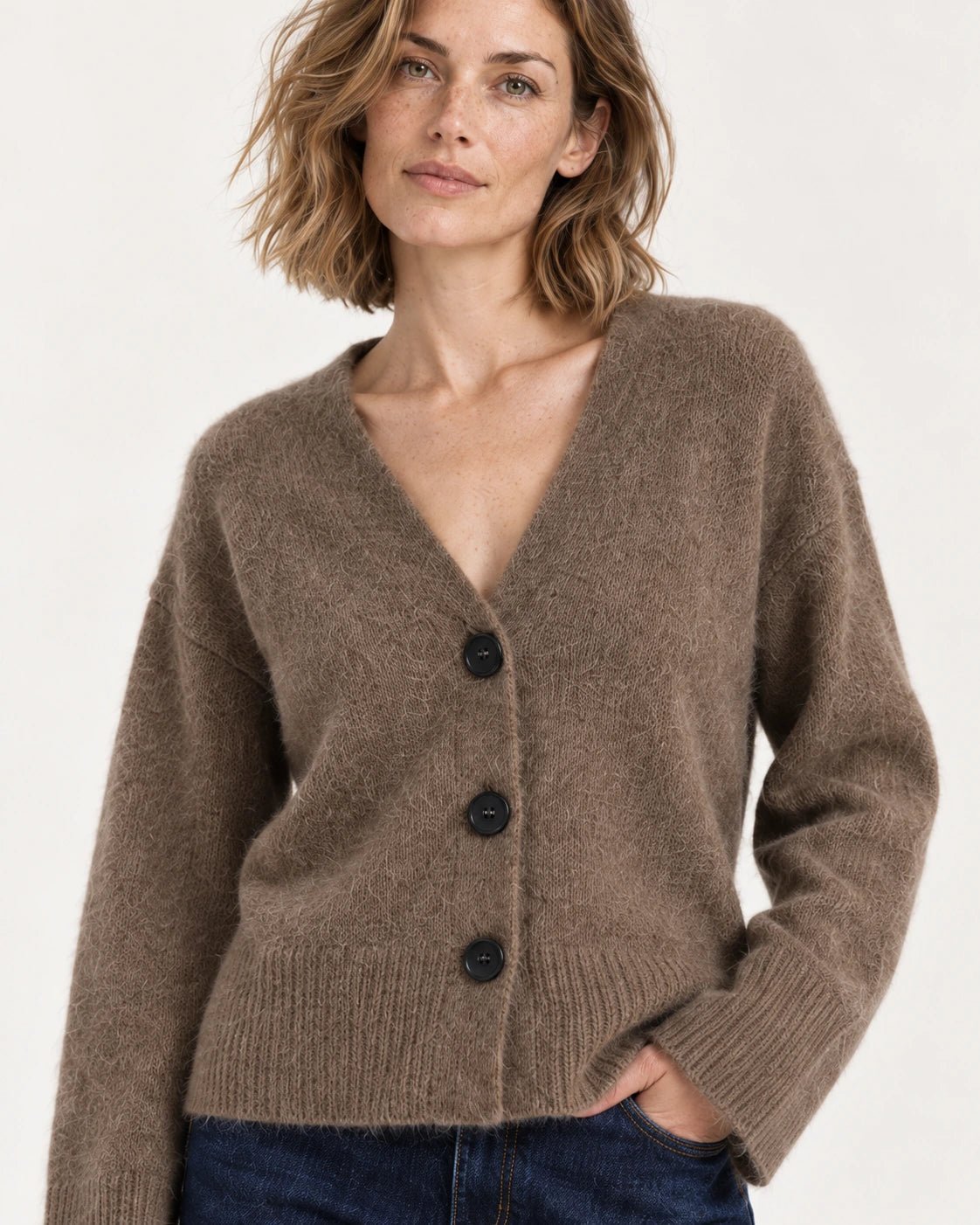 Cardigan marrone, dettaglio dei bottoni e della maglia - MADAME VENICE - FW25 - STELLA - SUMATRA #Colore_Brown