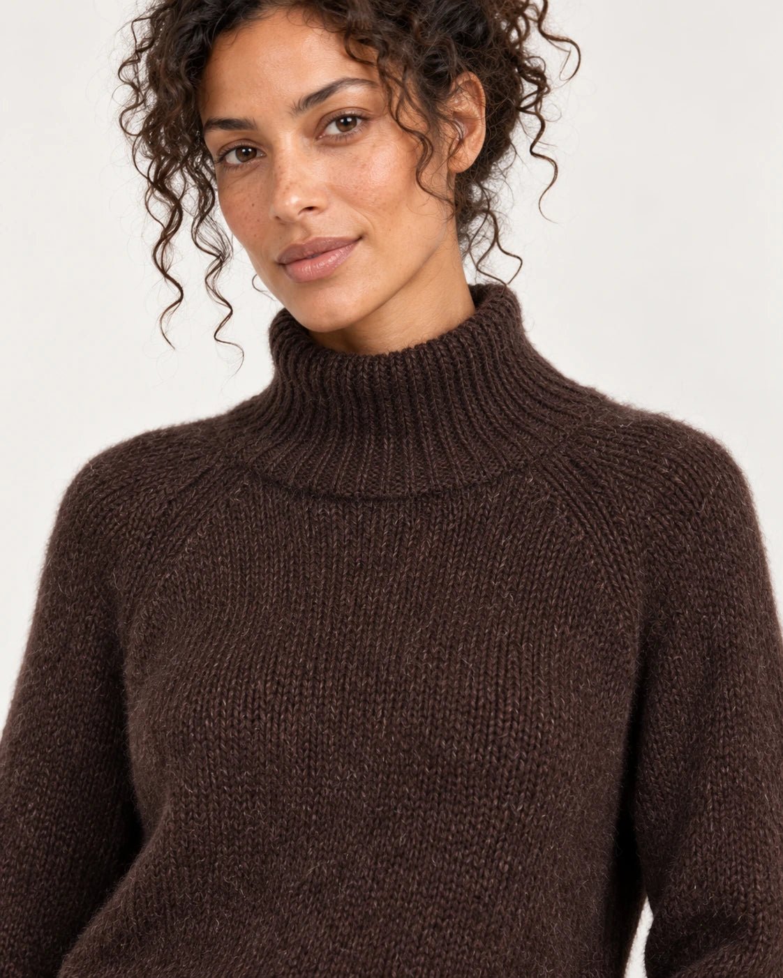 Dolcevita marrone, dettaglio del collo e del filato - MADAME VENICE - FW25 - SONIA - PETITE #Colore_Brown