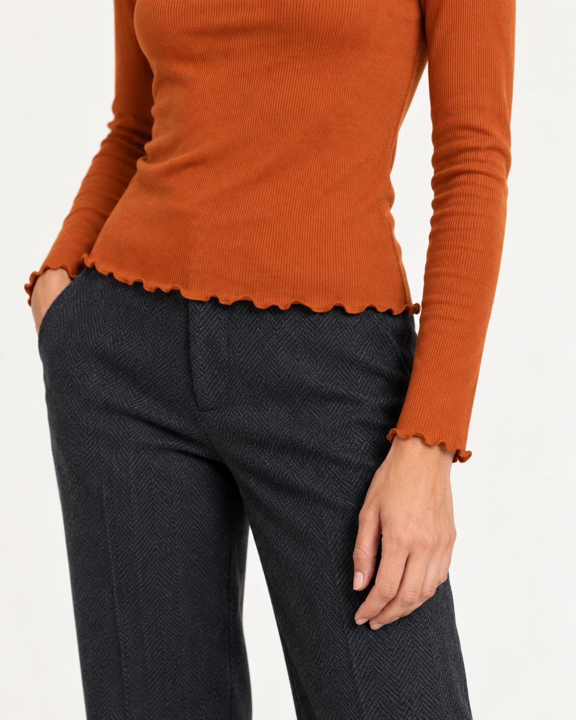 Dolcevita ruggine, dettaglio dei bordi ondulati - MADAME VENICE - FW25 - MARTA - COSTINA #Colore_Rust
