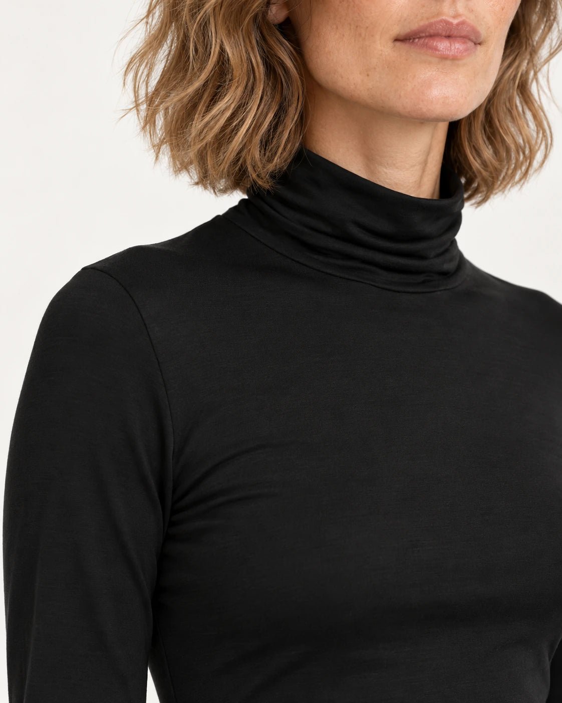 Dolcevita nero, dettaglio del collo alto - MADAME VENICE - FW25 - MAELLE - JERSEY #Colore_Black
