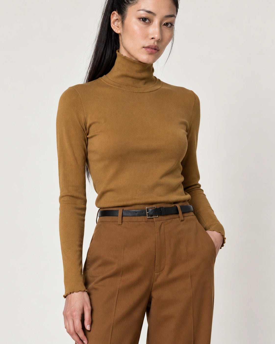 Dolcevita senape, dettaglio del capo - MADAME VENICE - FW26 - MARTA - COSTINA #Colore_Senape
