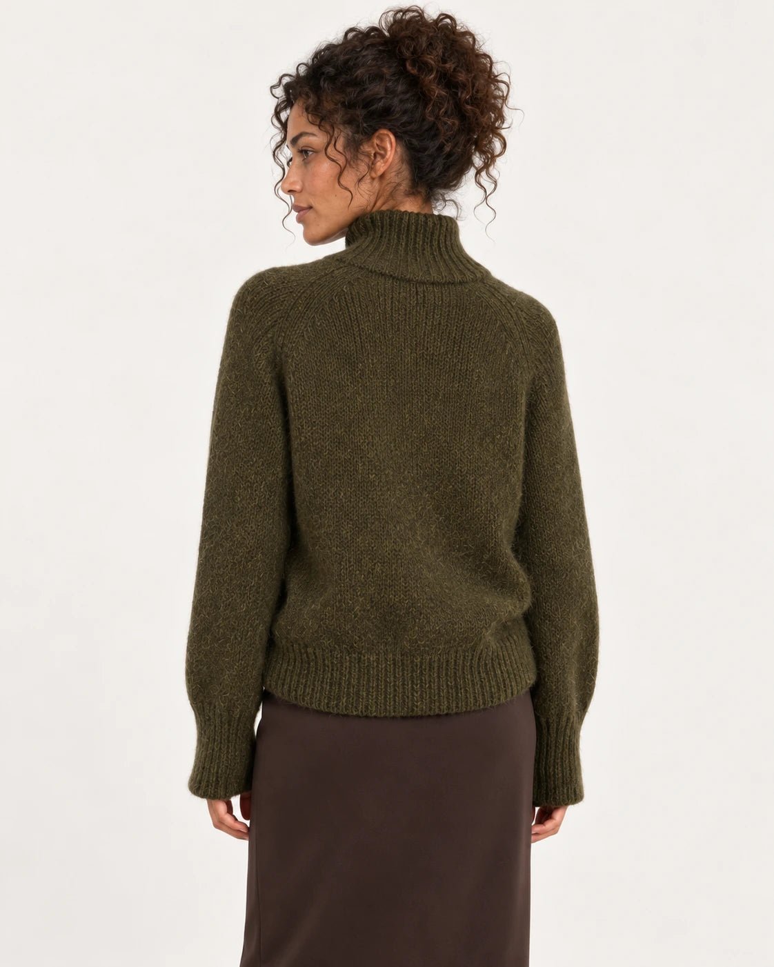 Dolcevita verde oliva, vista posteriore - MADAME VENICE - FW25 - SONIA - PETITE #Colore_Olive