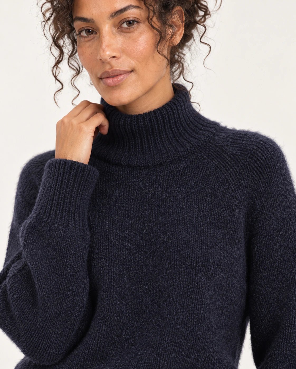Dolcevita blu, dettaglio del collo e del filato - MADAME VENICE - FW25 - SONIA - PETITE #Colore_Blue