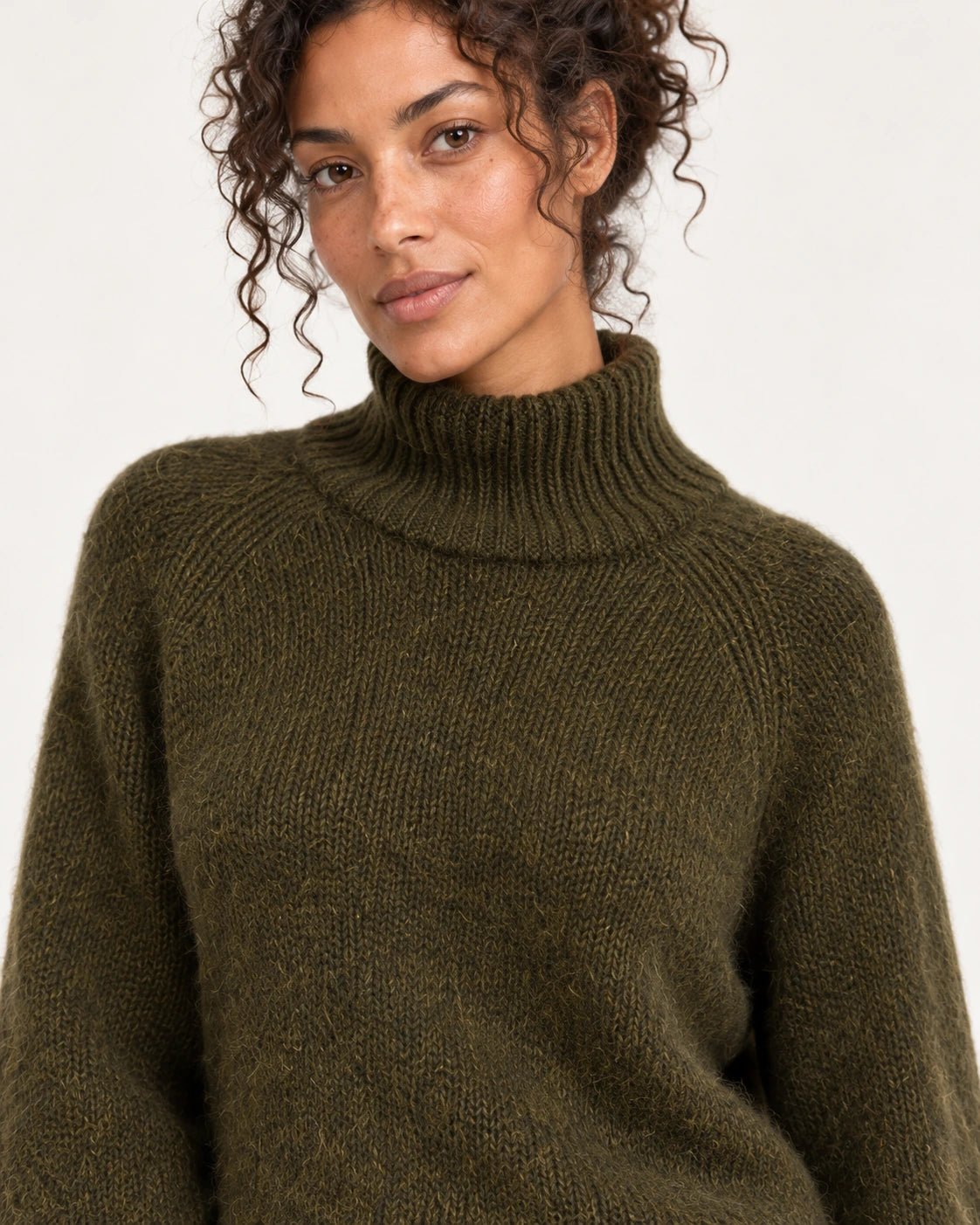 Dolcevita verde oliva, dettaglio del collo e del filato - MADAME VENICE - FW25 - SONIA - PETITE #Colore_Olive