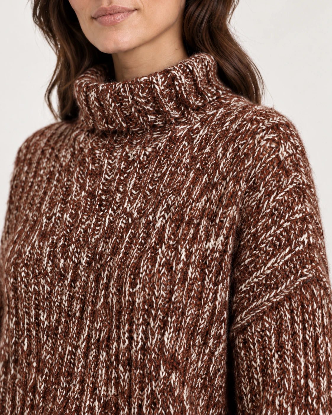 Dolcevita over ruggine, dettaglio del collo - MADAME VENICE - FW25 - SVEVA - ADELAIDE #Colore_Rust